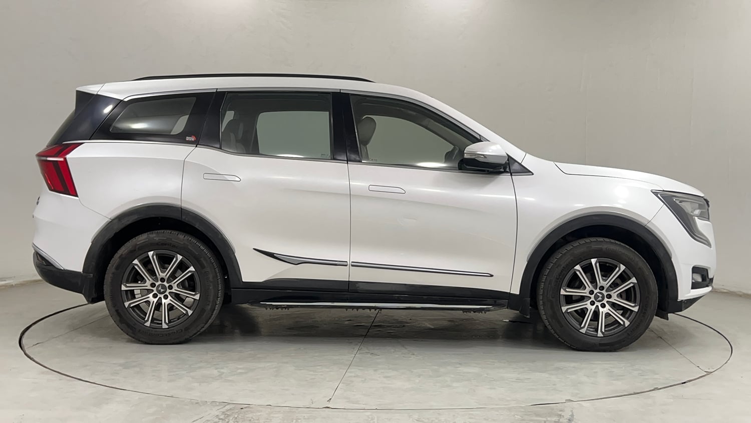 Used 2022 Mahindra XUV700 AX 7 Petrol AT 7 STR Petrol Automatic exterior RIGHT SIDE VIEW