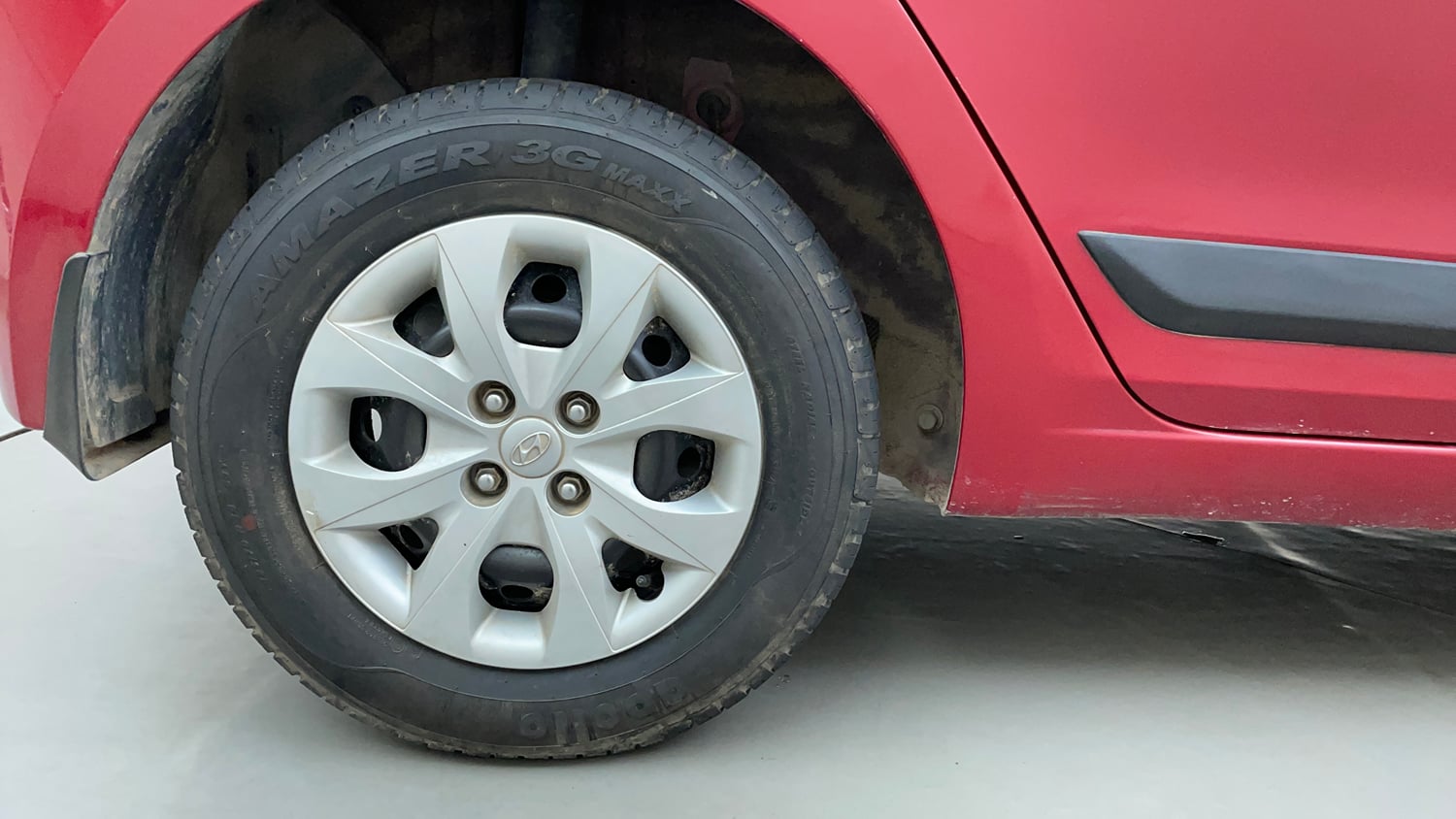 Used 2016 Hyundai Elite i20 Sportz 1.2 Petrol Manual tyres RIGHT REAR TYRE RIM VIEW