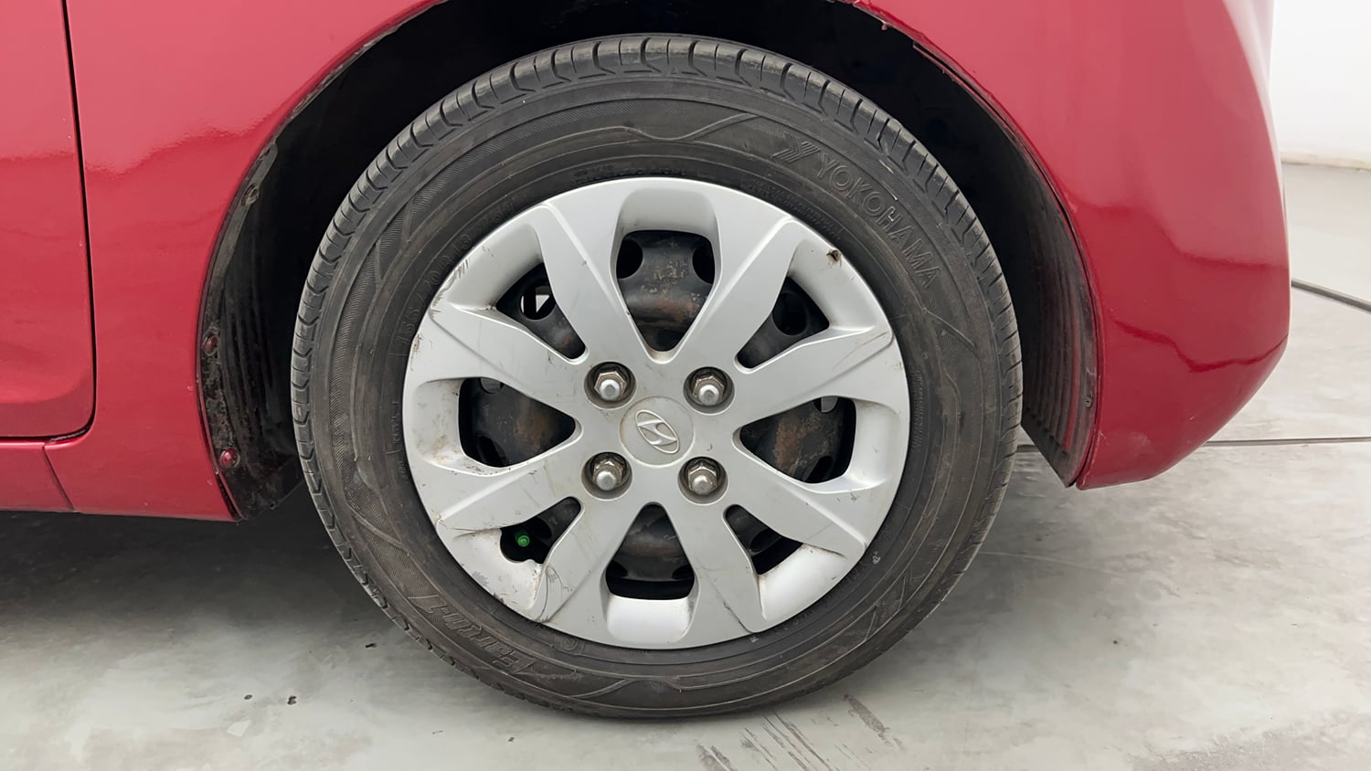 Used 2015 Hyundai Eon Magna Petrol Manual tyres RIGHT FRONT TYRE RIM VIEW