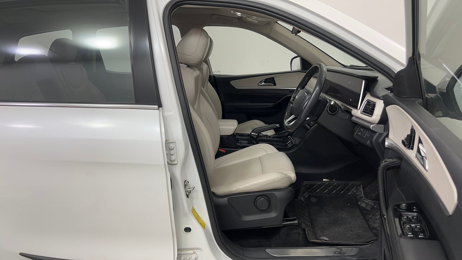 Used 2022 Mahindra XUV700 AX 7 Petrol AT 7 STR Petrol Automatic interior RIGHT SIDE FRONT DOOR CABIN VIEW