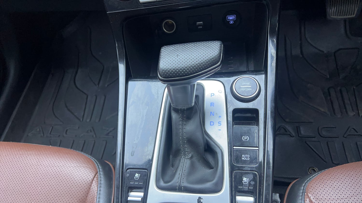Used 2022 Hyundai Alcazar Signature (O) 6 STR 1.5 Diesel AT Diesel Automatic interior GEAR  KNOB VIEW