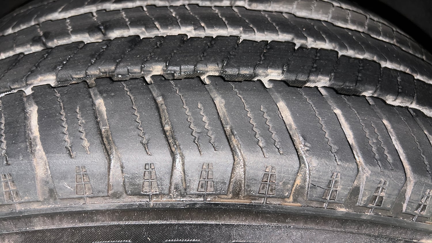 Used 2022 Mahindra Scorpio N Z8 L Petrol AT 7 STR Petrol Automatic tyres RIGHT FRONT TYRE TREAD VIEW
