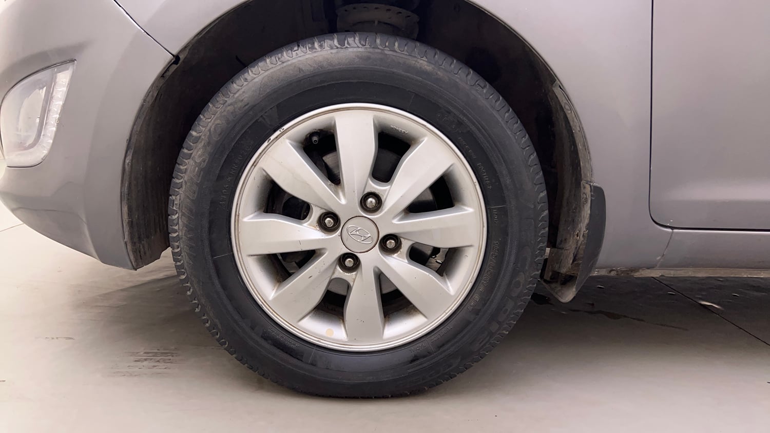 Used 2014 Hyundai i20 Sportz 1.2 Petrol Manual tyres LEFT FRONT TYRE RIM VIEW