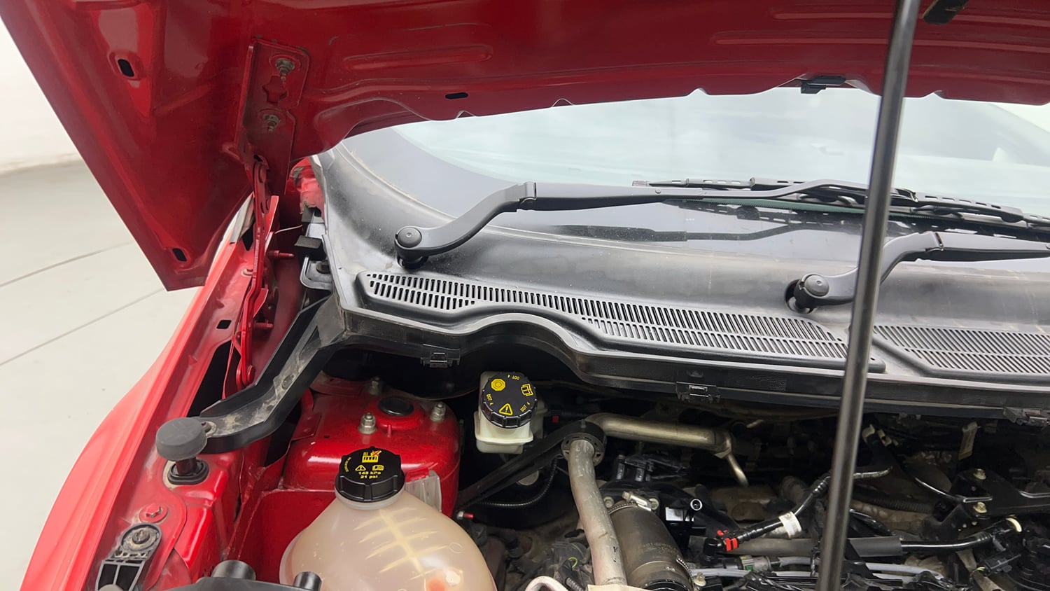 Used 2018 Ford EcoSport Titanium + 1.5L TDCi Diesel Manual engine ENGINE RIGHT SIDE HINGE & APRON VIEW