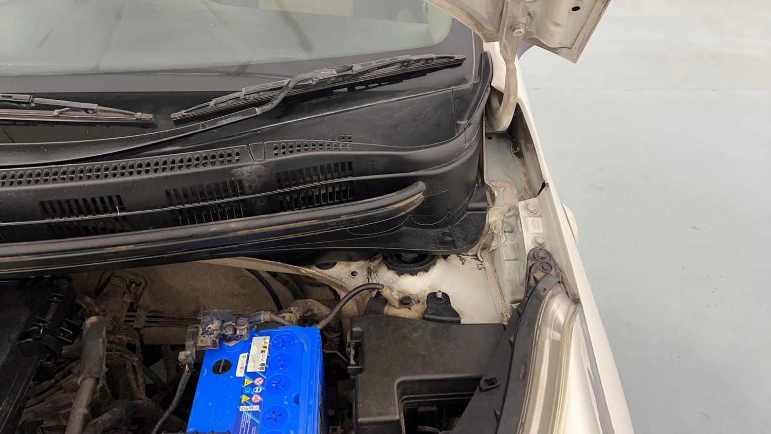 Used 2018 Hyundai Grand i10 Sportz 1.2 Kappa VTVT Petrol Manual engine ENGINE LEFT SIDE HINGE & APRON VIEW