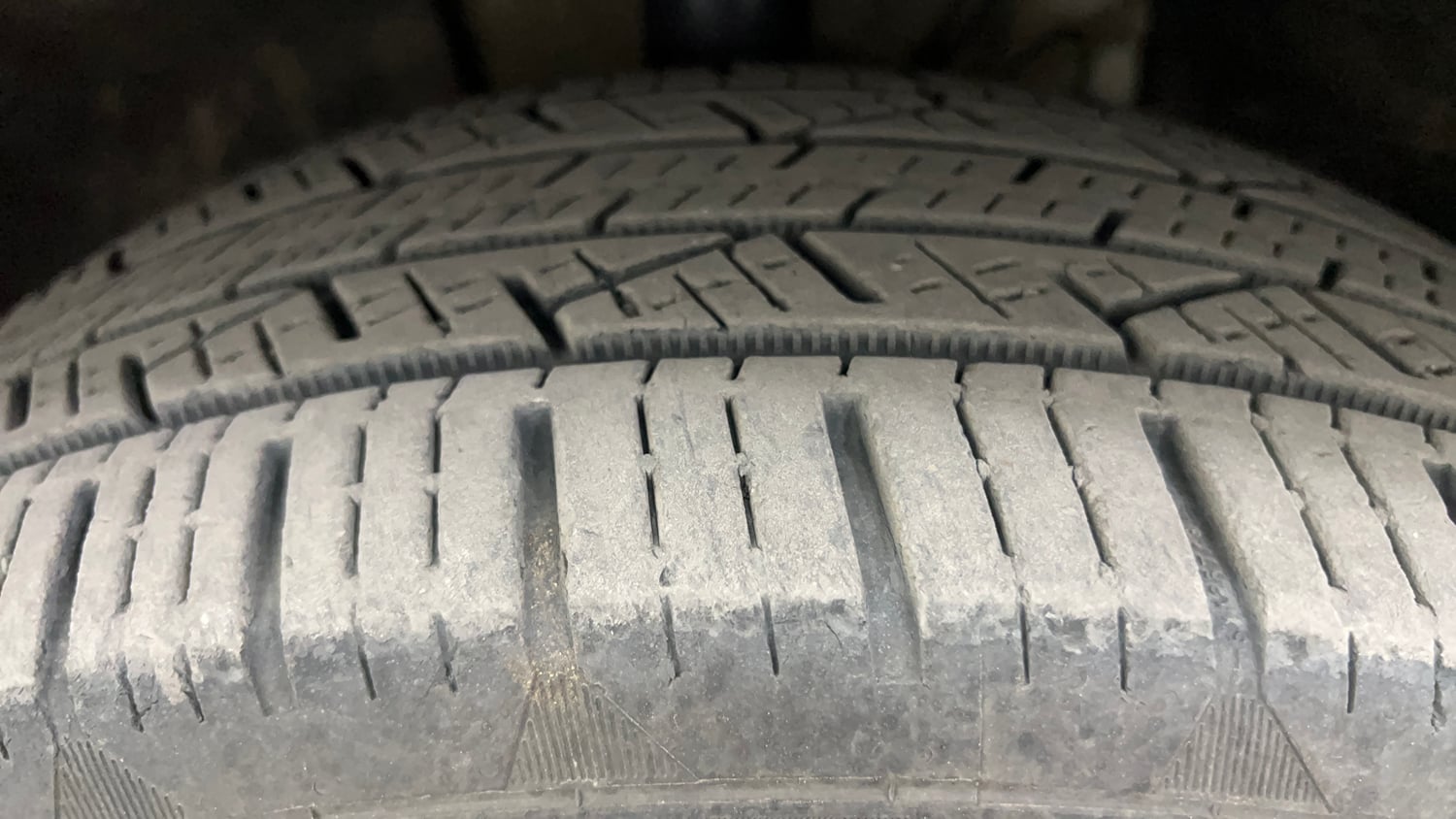 Used 2022 Mahindra XUV700 AX 7 Petrol AT 7 STR Petrol Automatic tyres LEFT FRONT TYRE TREAD VIEW