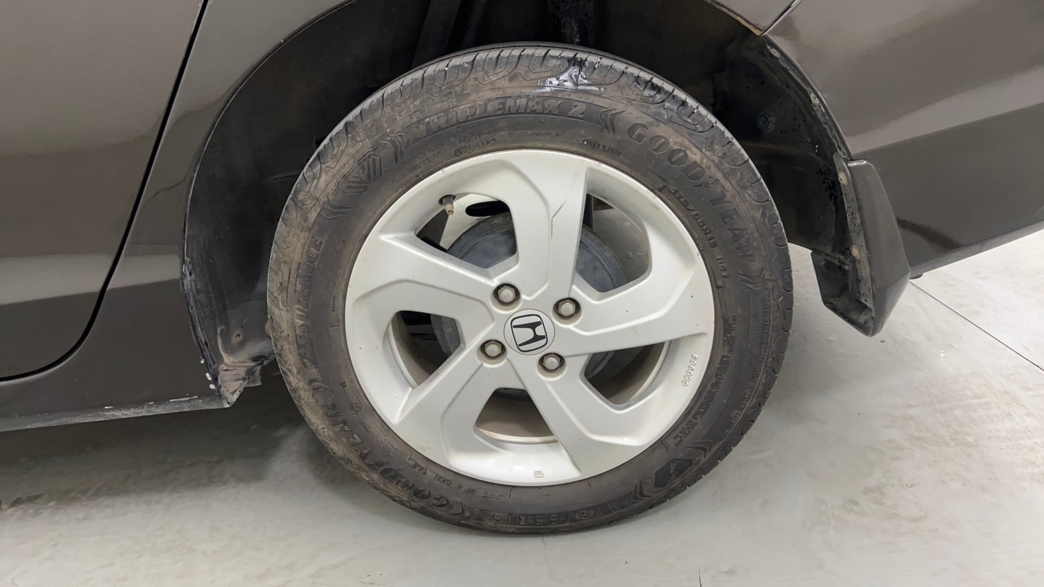 Used 2016 Honda City V Petrol Manual tyres LEFT REAR TYRE RIM VIEW