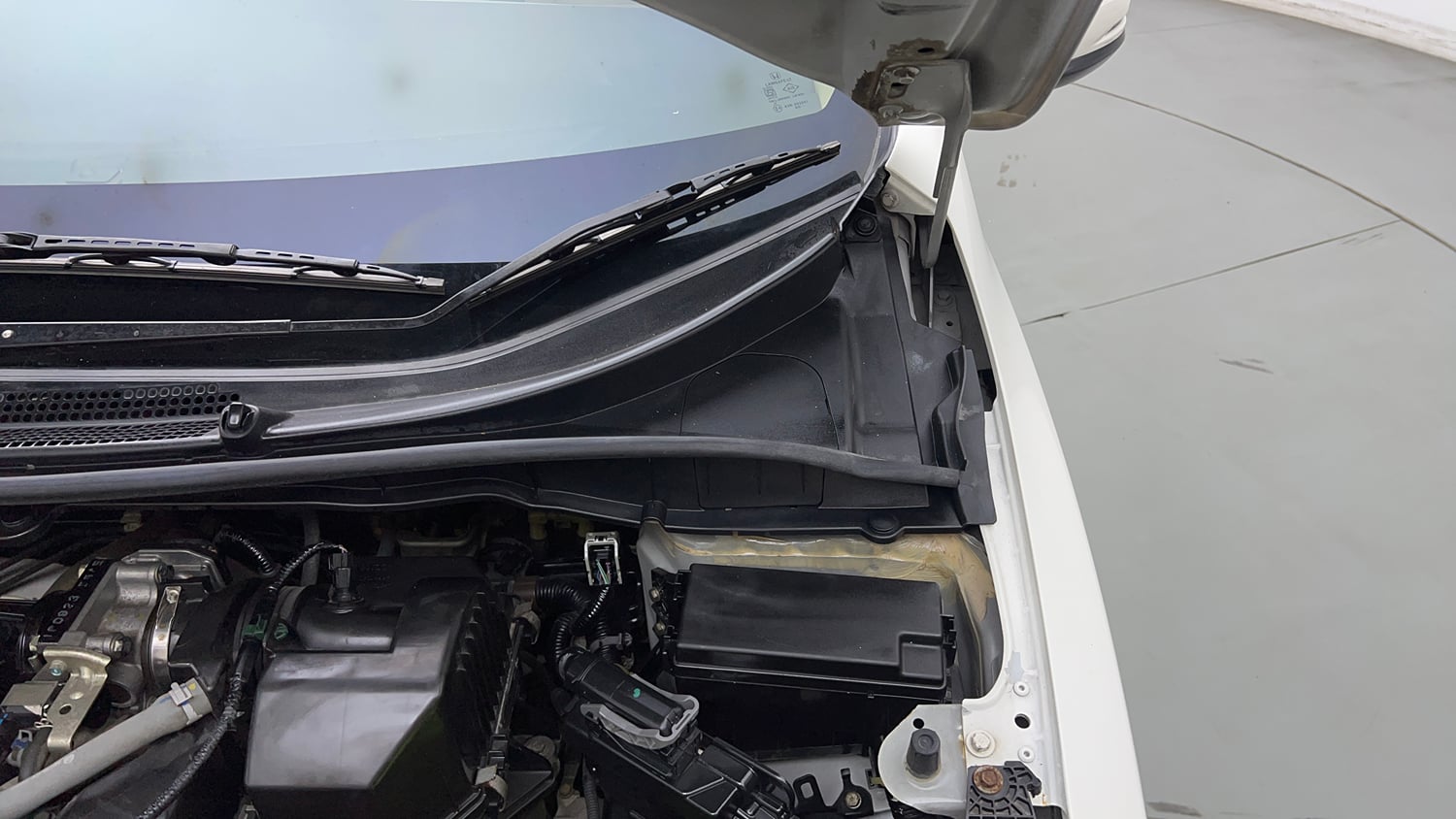 Used 2017 Honda City V Petrol Manual engine ENGINE LEFT SIDE HINGE & APRON VIEW