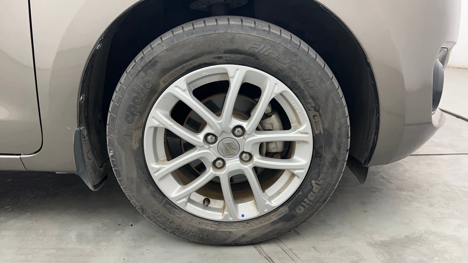 Used 2022 Maruti Suzuki Swift ZXi Petrol Manual tyres RIGHT FRONT TYRE RIM VIEW