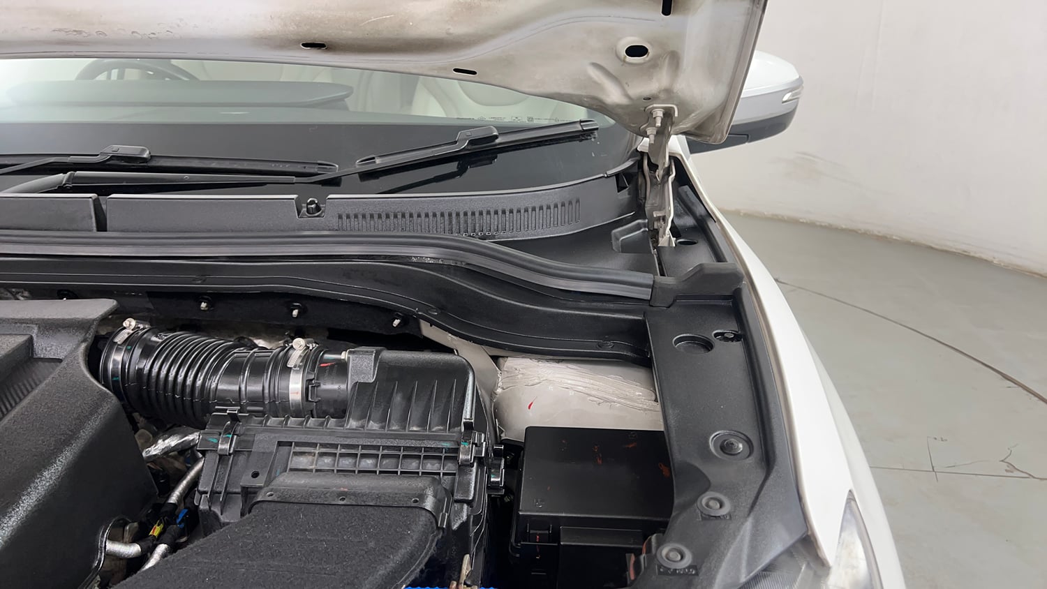 Used 2022 Mahindra XUV700 AX 7 Petrol AT 7 STR Petrol Automatic engine ENGINE LEFT SIDE HINGE & APRON VIEW