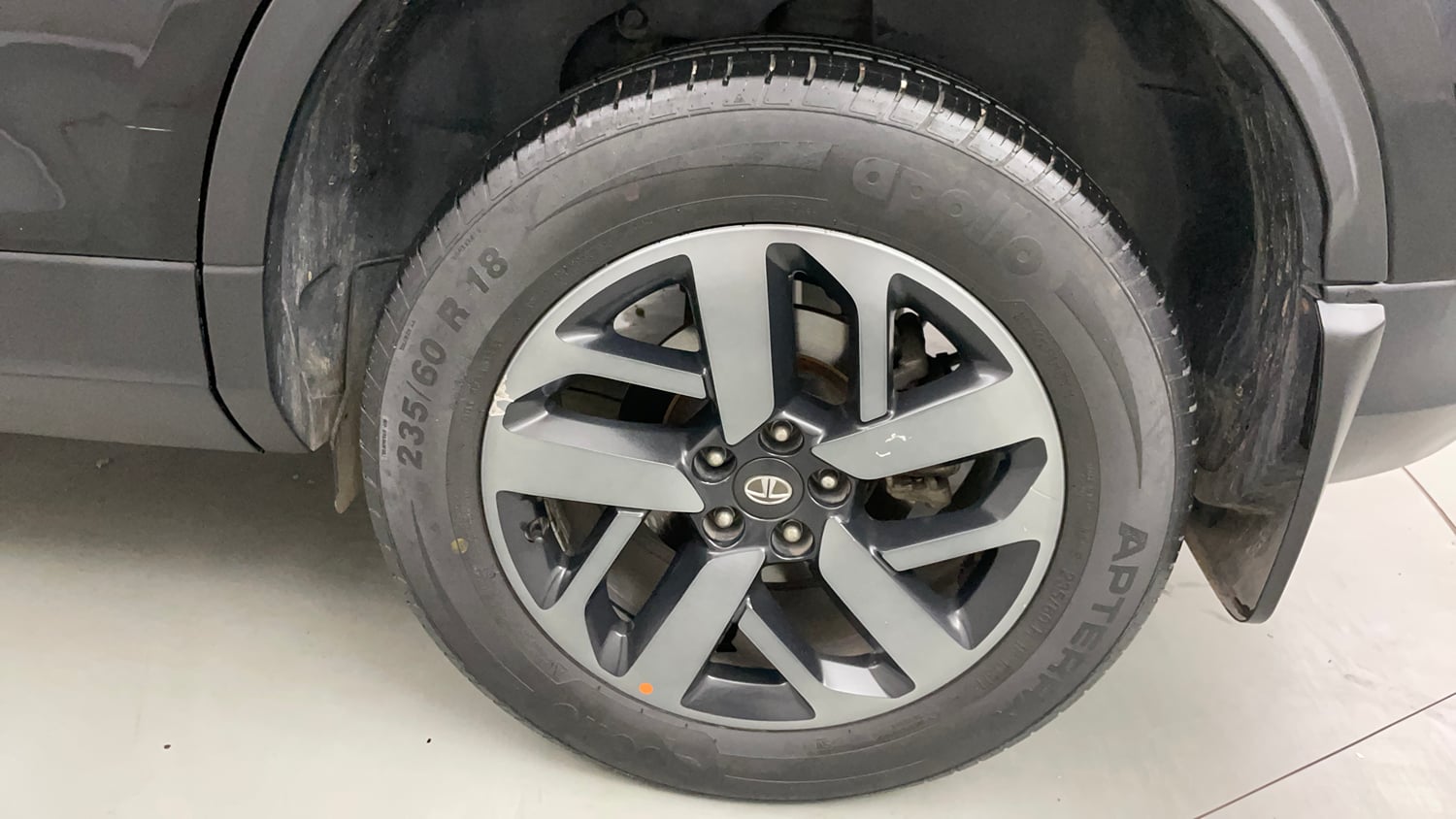 Used 2024 Tata Harrier XZA Plus (O) Dark Edition Diesel Automatic tyres LEFT REAR TYRE RIM VIEW