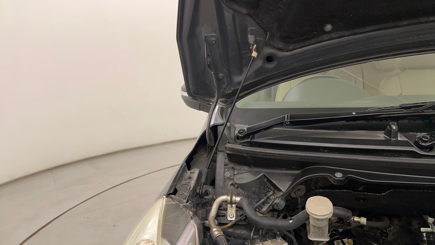Used 2013 Maruti Suzuki Ertiga Vxi Petrol Manual engine ENGINE RIGHT SIDE HINGE & APRON VIEW