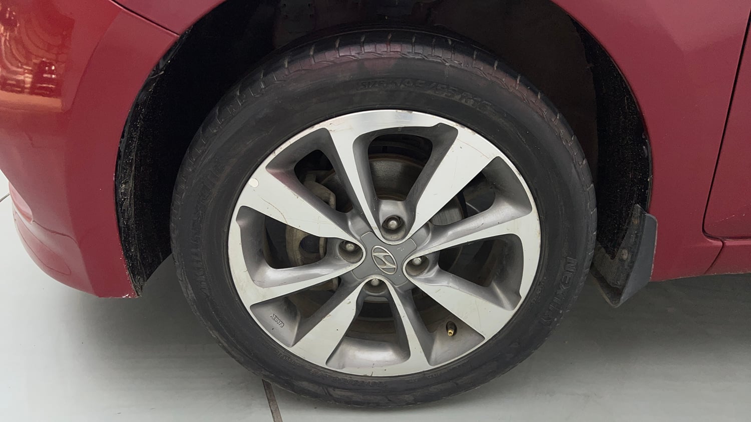 Used 2015 Hyundai Elite i20 Asta 1.2 Petrol Manual tyres LEFT FRONT TYRE RIM VIEW