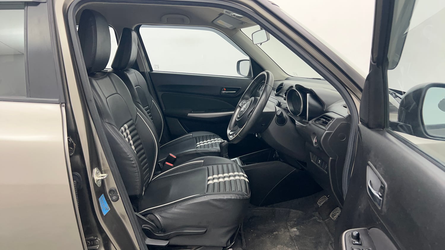 Used 2022 Maruti Suzuki Swift ZXi Petrol Manual interior RIGHT SIDE FRONT DOOR CABIN VIEW