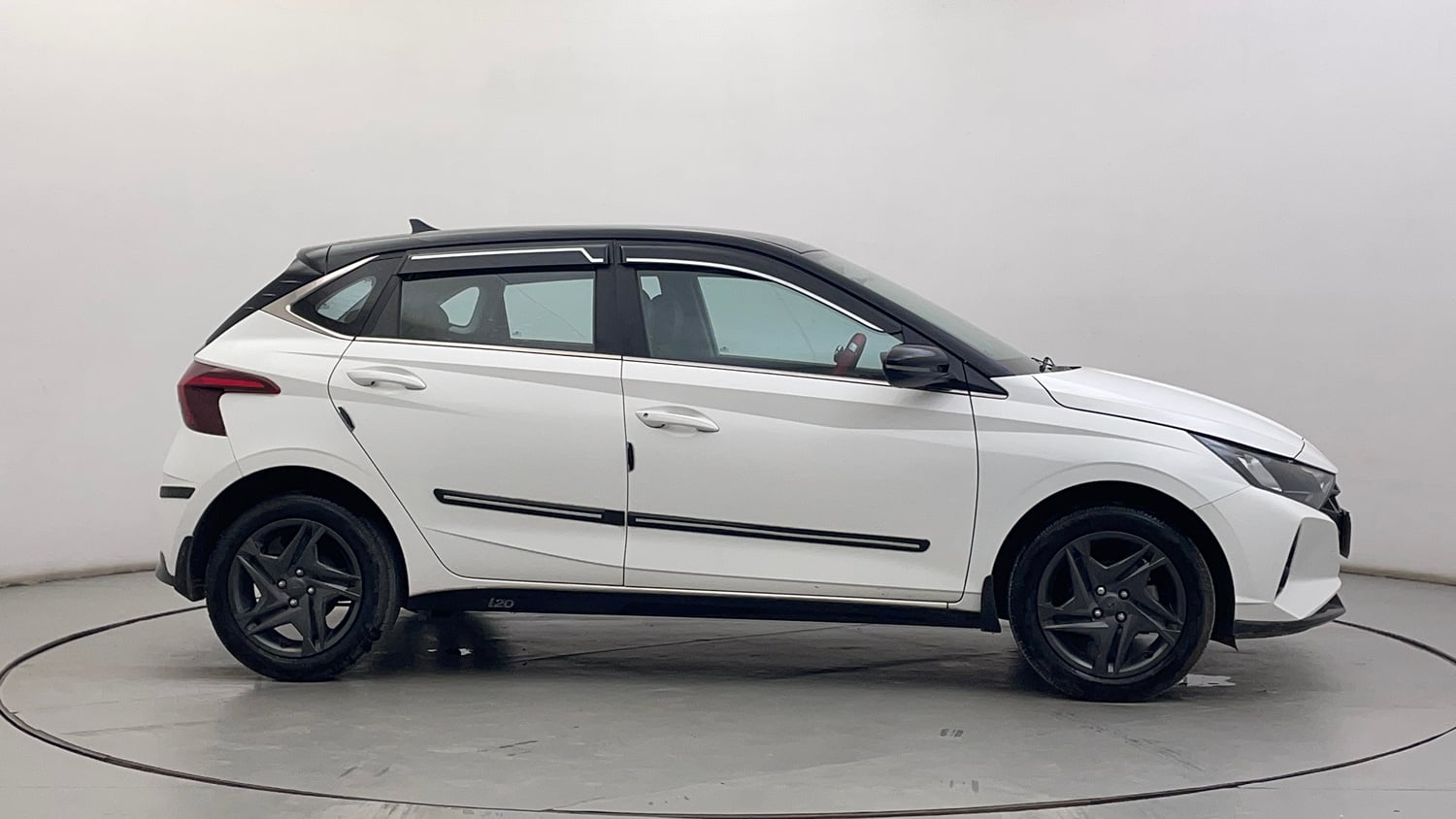 Used 2023 Hyundai i20 Sportz 1.2 MT Dual Tone Petrol Manual exterior RIGHT SIDE VIEW