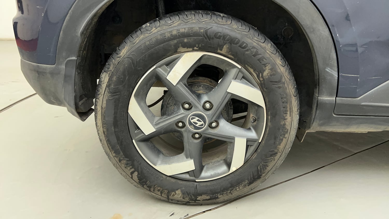 Used 2019 Hyundai Venue SX Plus 1.0 Turbo DCT Petrol Automatic tyres RIGHT REAR TYRE RIM VIEW