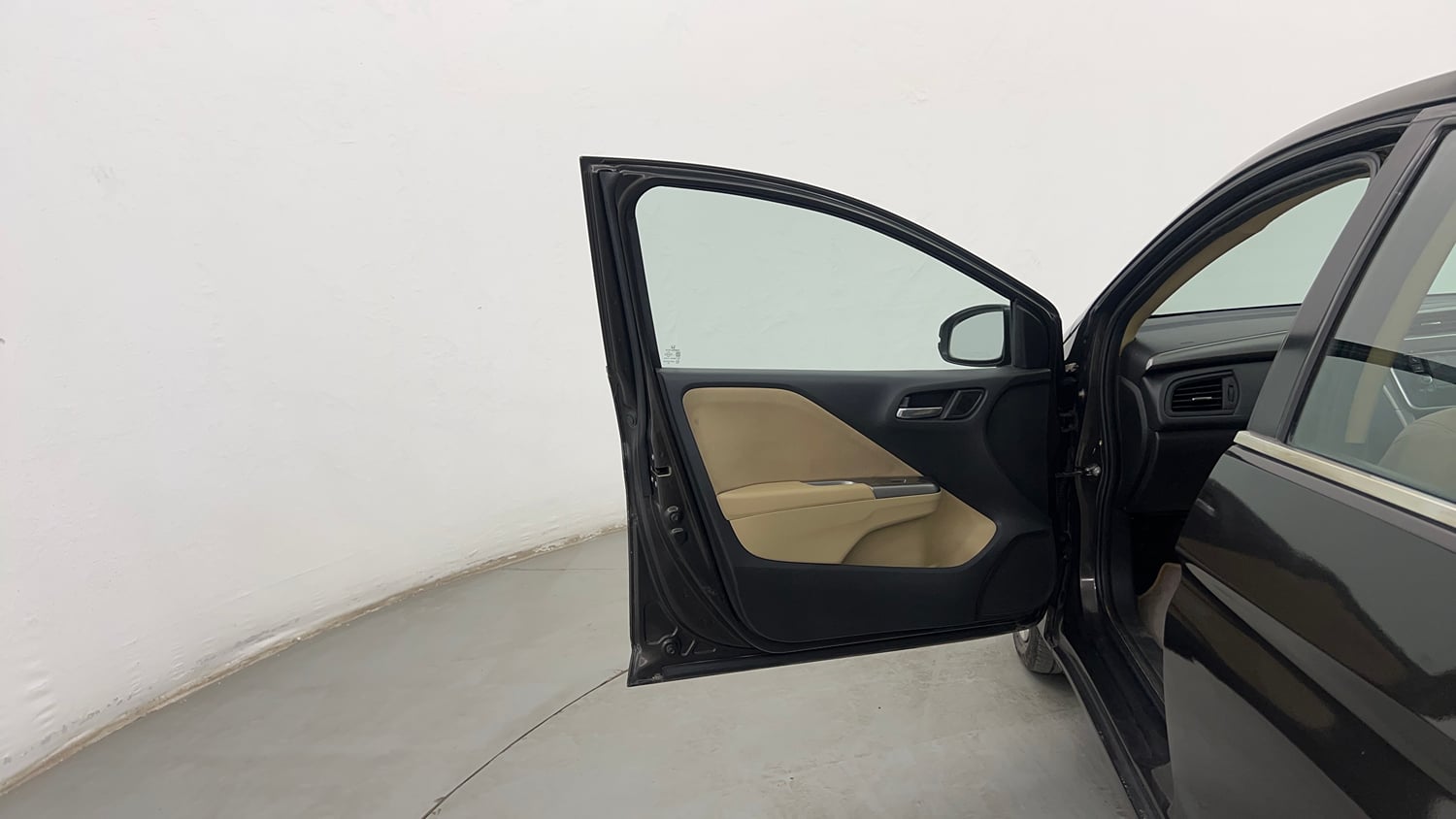 Used 2016 Honda City V Petrol Manual interior LEFT FRONT DOOR OPEN VIEW