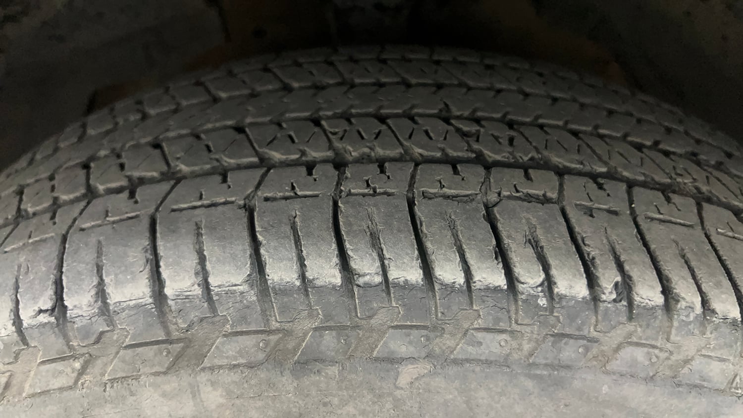 Used 2016 Mahindra XUV500 W10 AT Diesel Automatic tyres LEFT FRONT TYRE TREAD VIEW