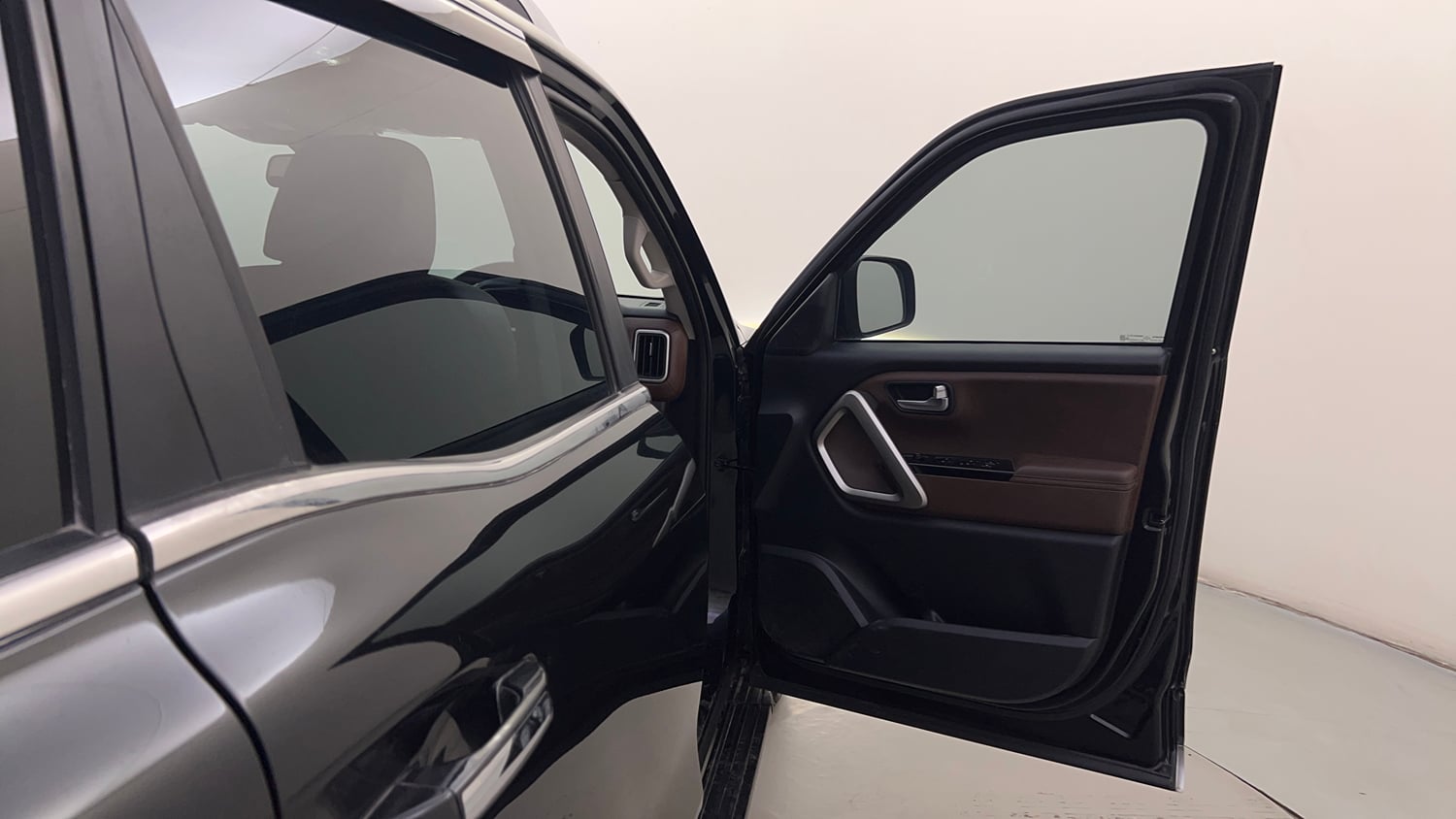 Used 2022 Mahindra Scorpio N Z8 L Petrol AT 7 STR Petrol Automatic interior RIGHT FRONT DOOR OPEN VIEW
