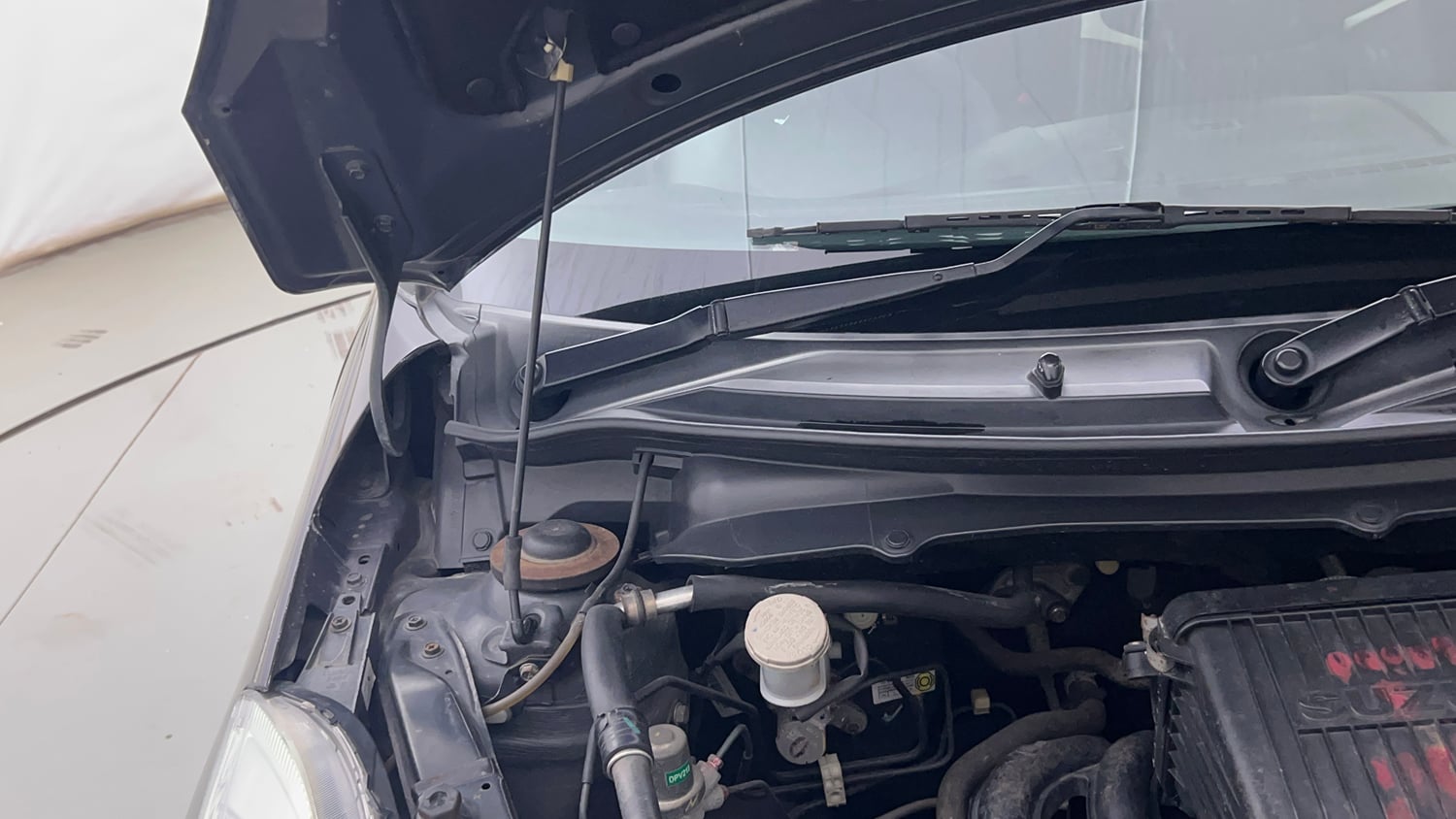 Used 2015 Maruti Suzuki Swift LXi Petrol Manual engine ENGINE RIGHT SIDE HINGE & APRON VIEW