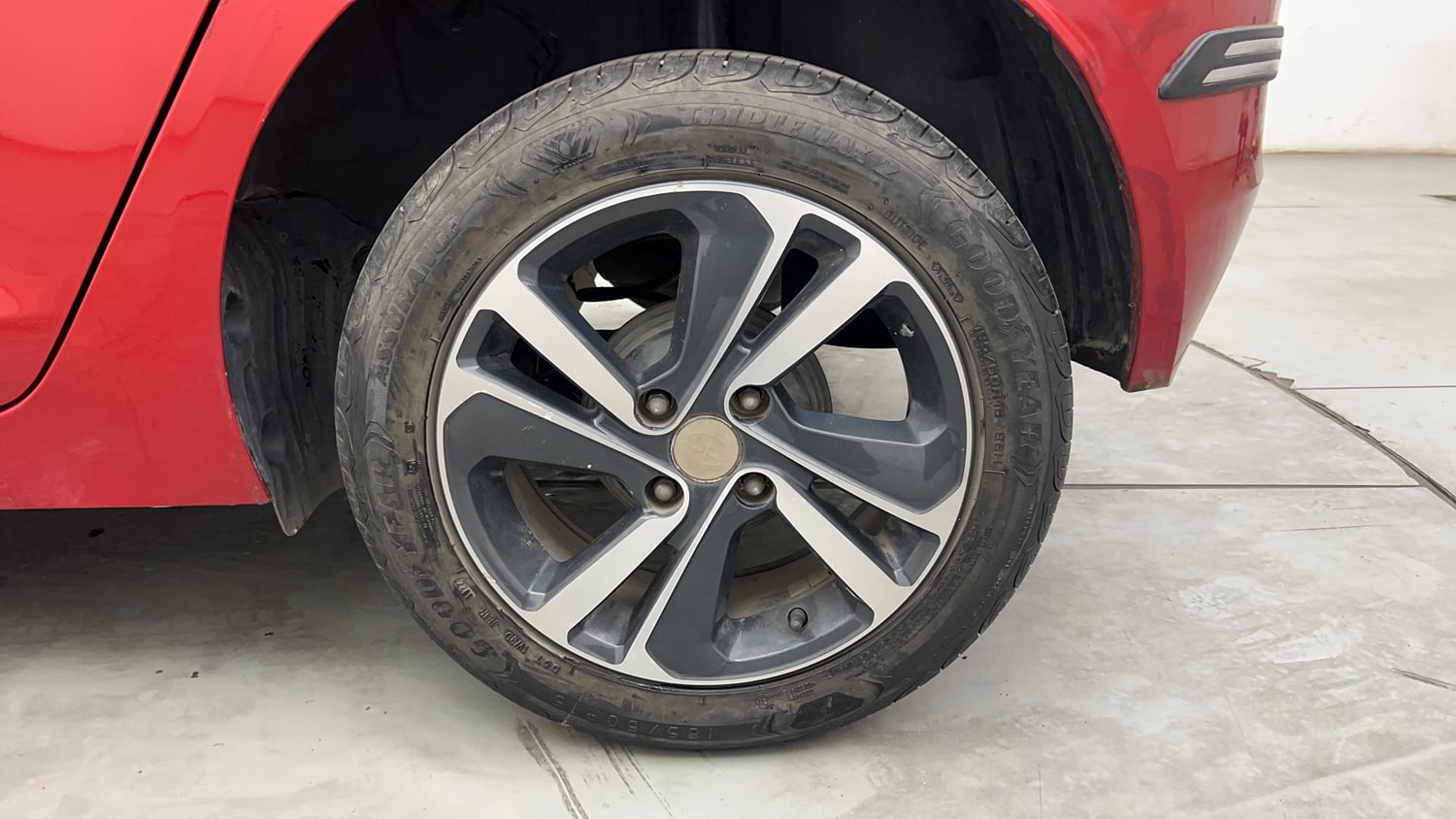 Used 2022 Tata Altroz XZA Petrol Petrol Automatic tyres LEFT REAR TYRE RIM VIEW