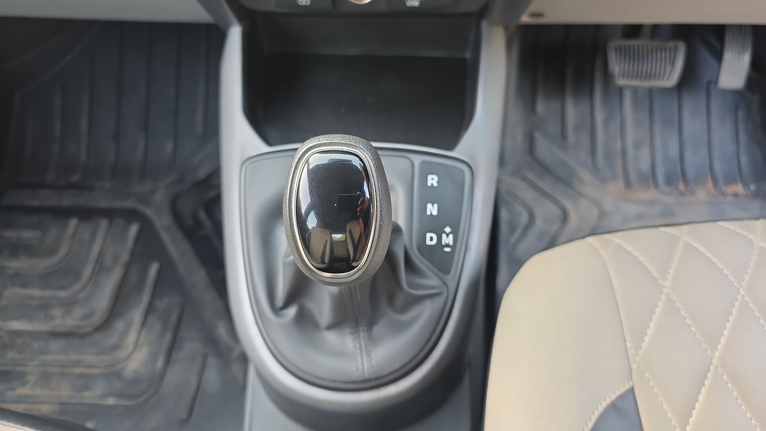 Used 2023 Hyundai Grand i10 Nios Sportz AMT 1.2 Kappa VTVT Petrol Automatic interior GEAR  KNOB VIEW