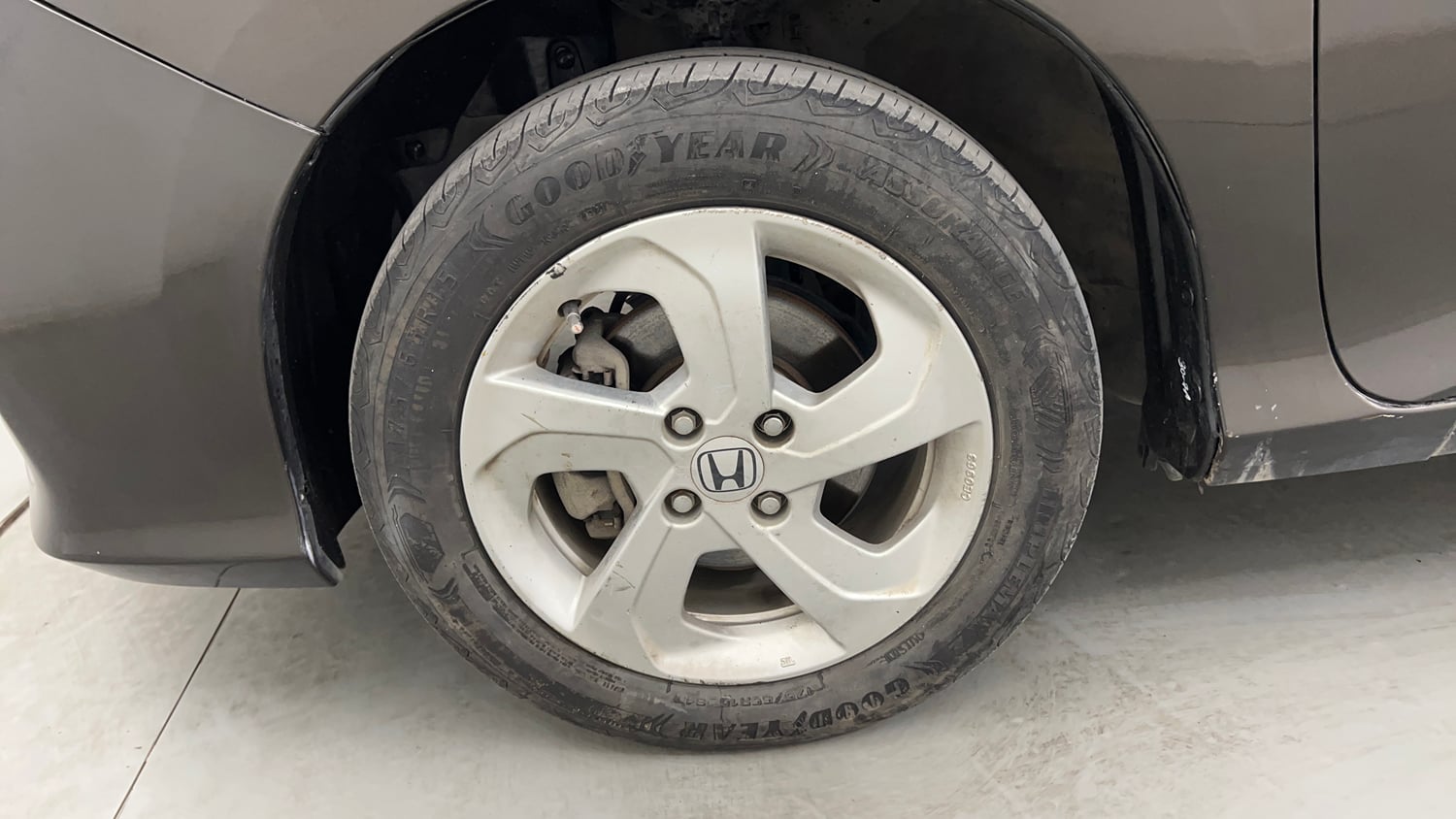 Used 2016 Honda City V Petrol Manual tyres LEFT FRONT TYRE RIM VIEW