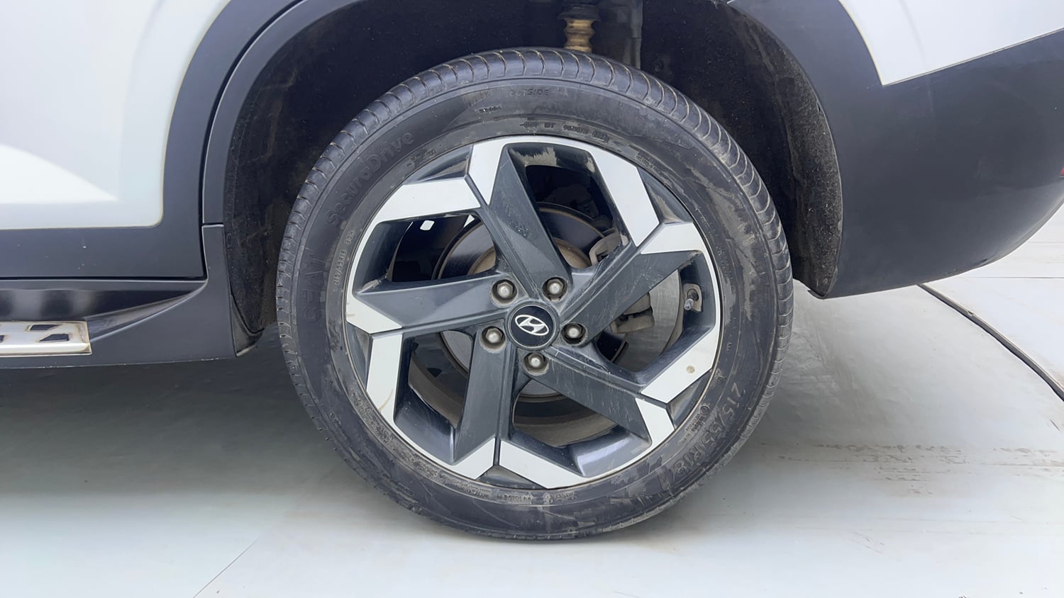 Used 2022 Hyundai Alcazar Signature (O) 6 STR 1.5 Diesel AT Diesel Automatic tyres LEFT REAR TYRE RIM VIEW