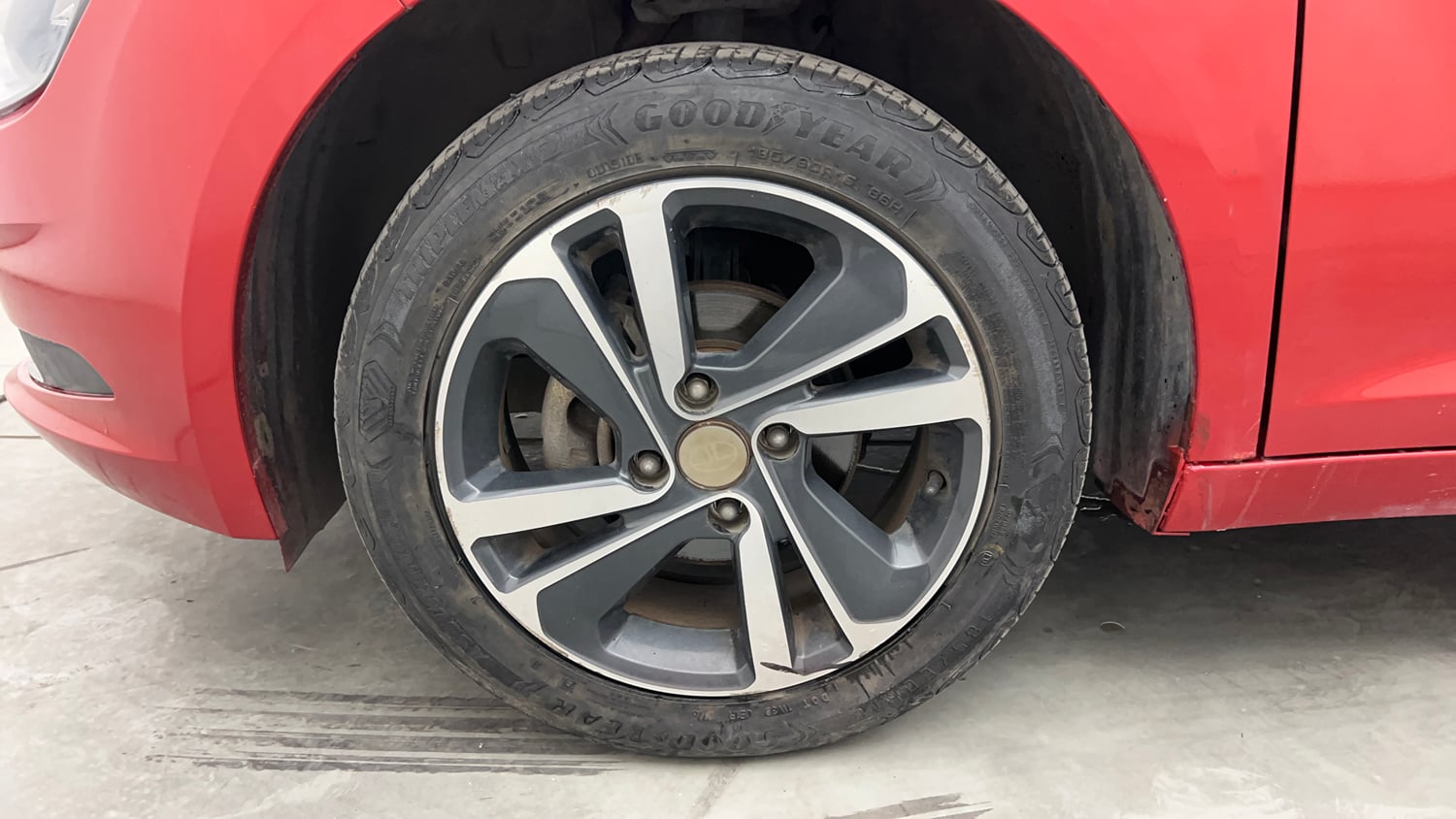 Used 2022 Tata Altroz XZA Petrol Petrol Automatic tyres LEFT FRONT TYRE RIM VIEW