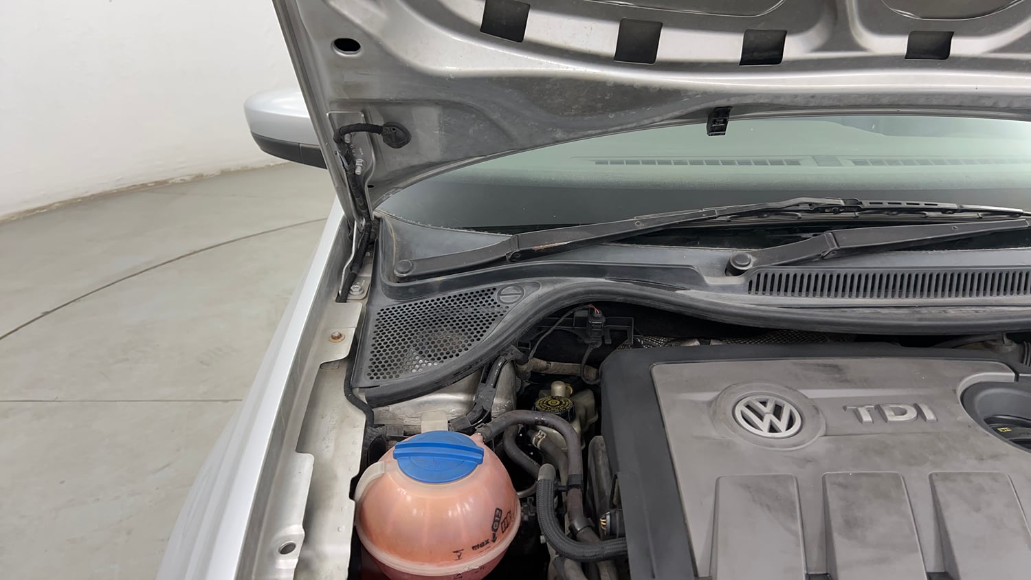 Used 2014 Volkswagen Vento Highline Diesel Diesel Manual engine ENGINE RIGHT SIDE HINGE & APRON VIEW