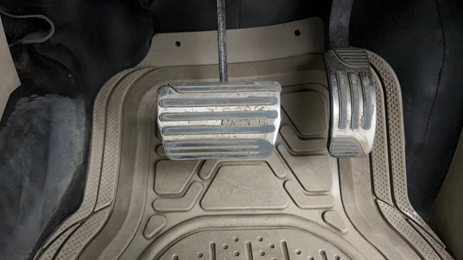 Used 2016 Mahindra XUV500 W10 AT Diesel Automatic interior PEDALS VIEW