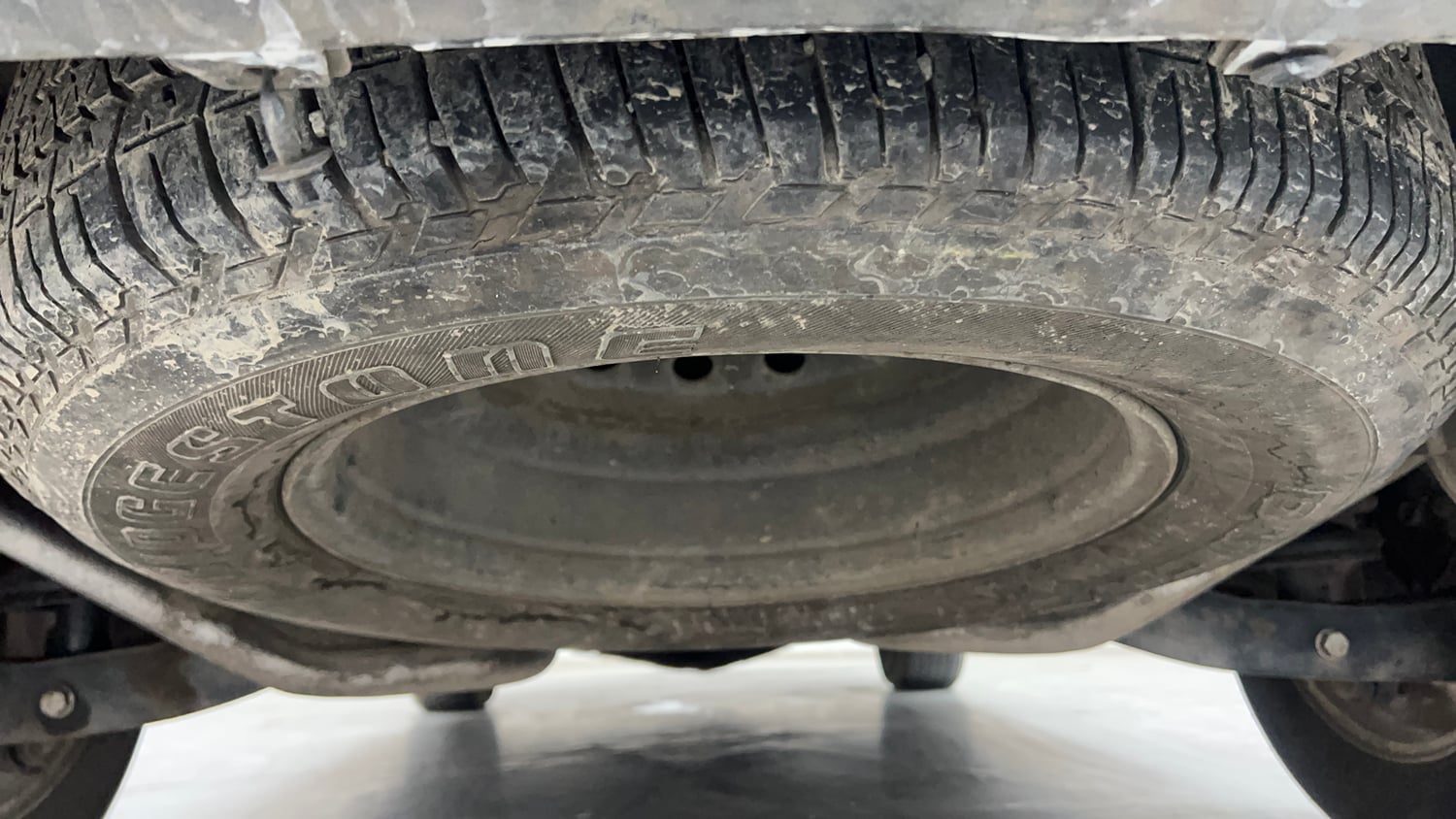 Used 2016 Mahindra XUV500 W10 AT Diesel Automatic tyres SPARE TYRE VIEW