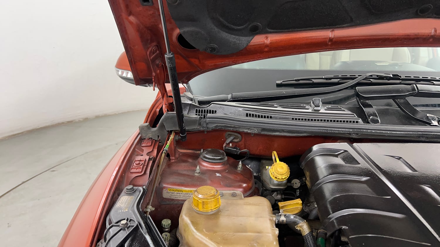 Used 2016 Mahindra XUV500 W10 AT Diesel Automatic engine ENGINE RIGHT SIDE HINGE & APRON VIEW