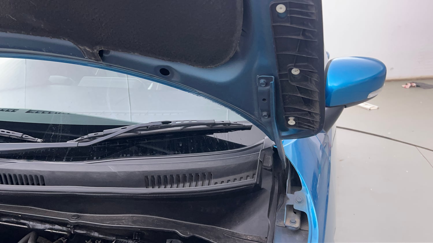 Used 2023 Maruti Suzuki Ignis Zeta 1.2 MT Petrol Manual engine ENGINE LEFT SIDE HINGE & APRON VIEW