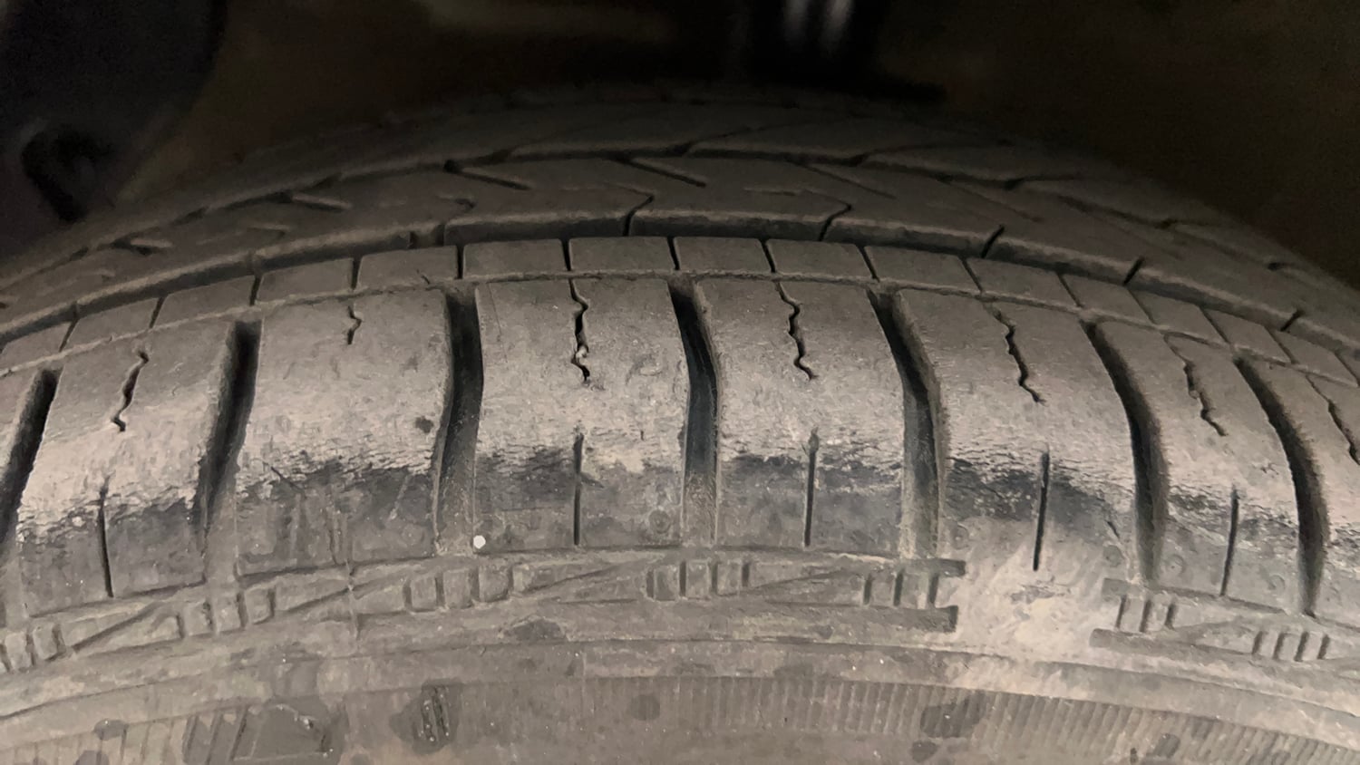 Used 2016 Hyundai Grand i10 Asta AT 1.2 Kappa VTVT Petrol Automatic tyres LEFT FRONT TYRE TREAD VIEW