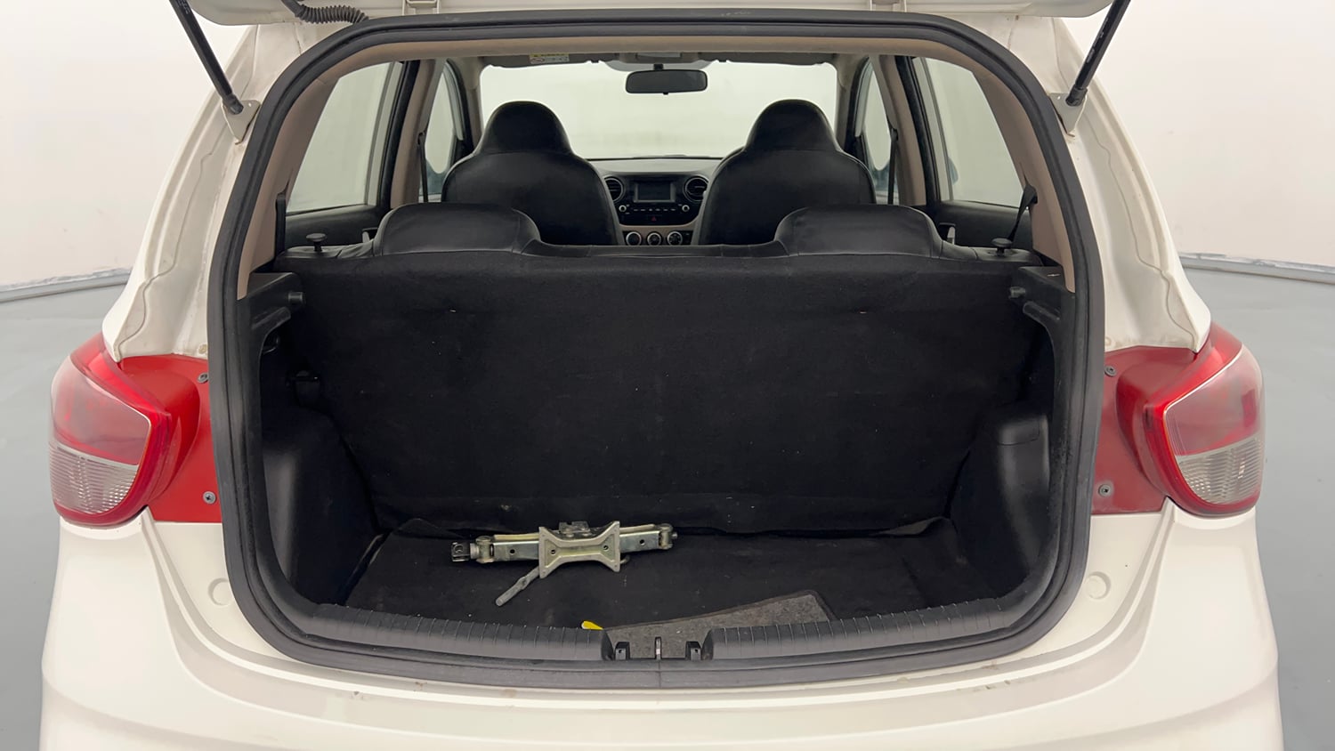 Used 2018 Hyundai Grand i10 Sportz 1.2 Kappa VTVT Petrol Manual interior DICKY INSIDE VIEW