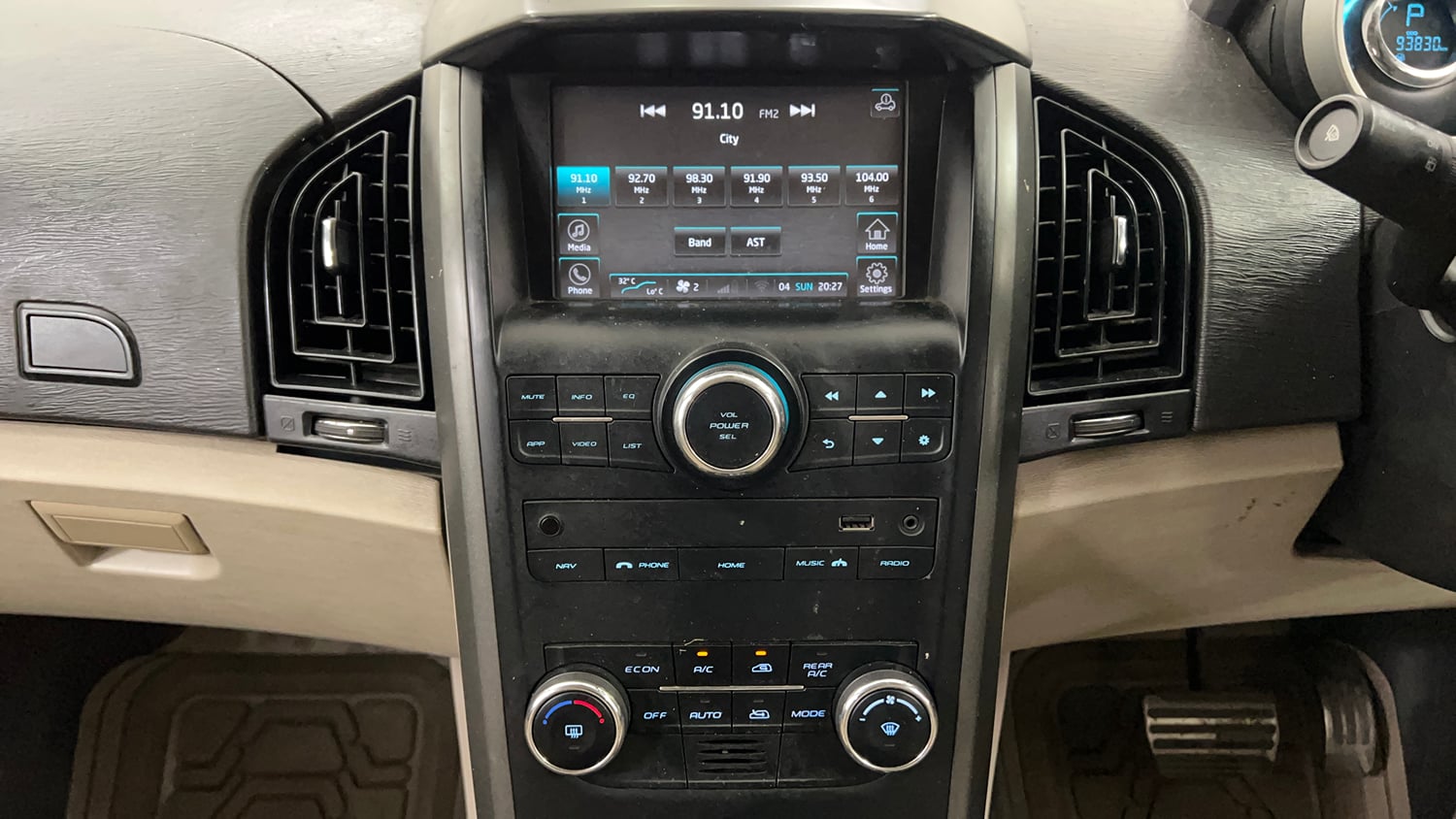 Used 2016 Mahindra XUV500 W10 AT Diesel Automatic interior MUSIC SYSTEM & AC CONTROL VIEW