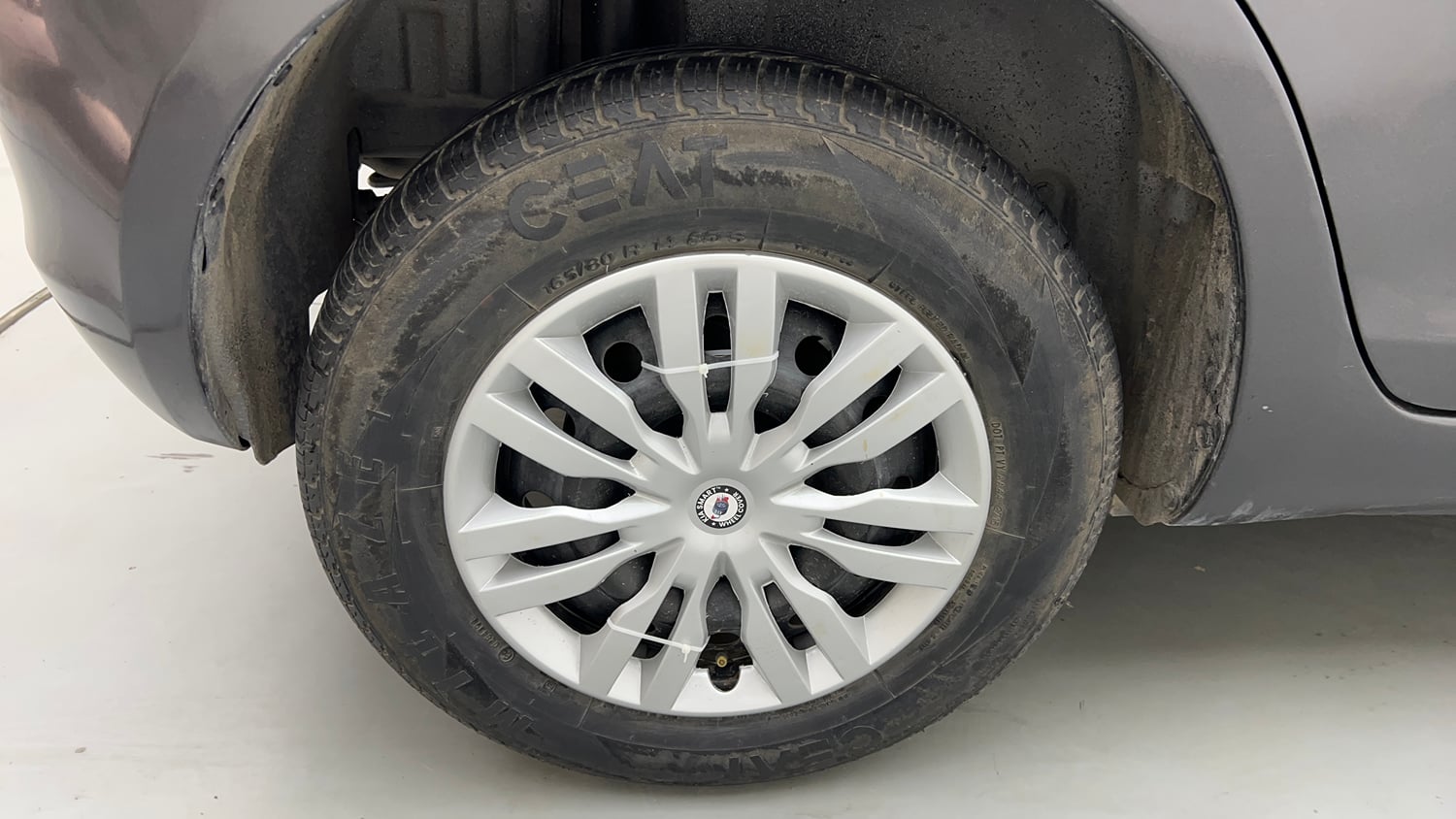 Used 2015 Maruti Suzuki Swift VXi Petrol Manual tyres RIGHT REAR TYRE RIM VIEW