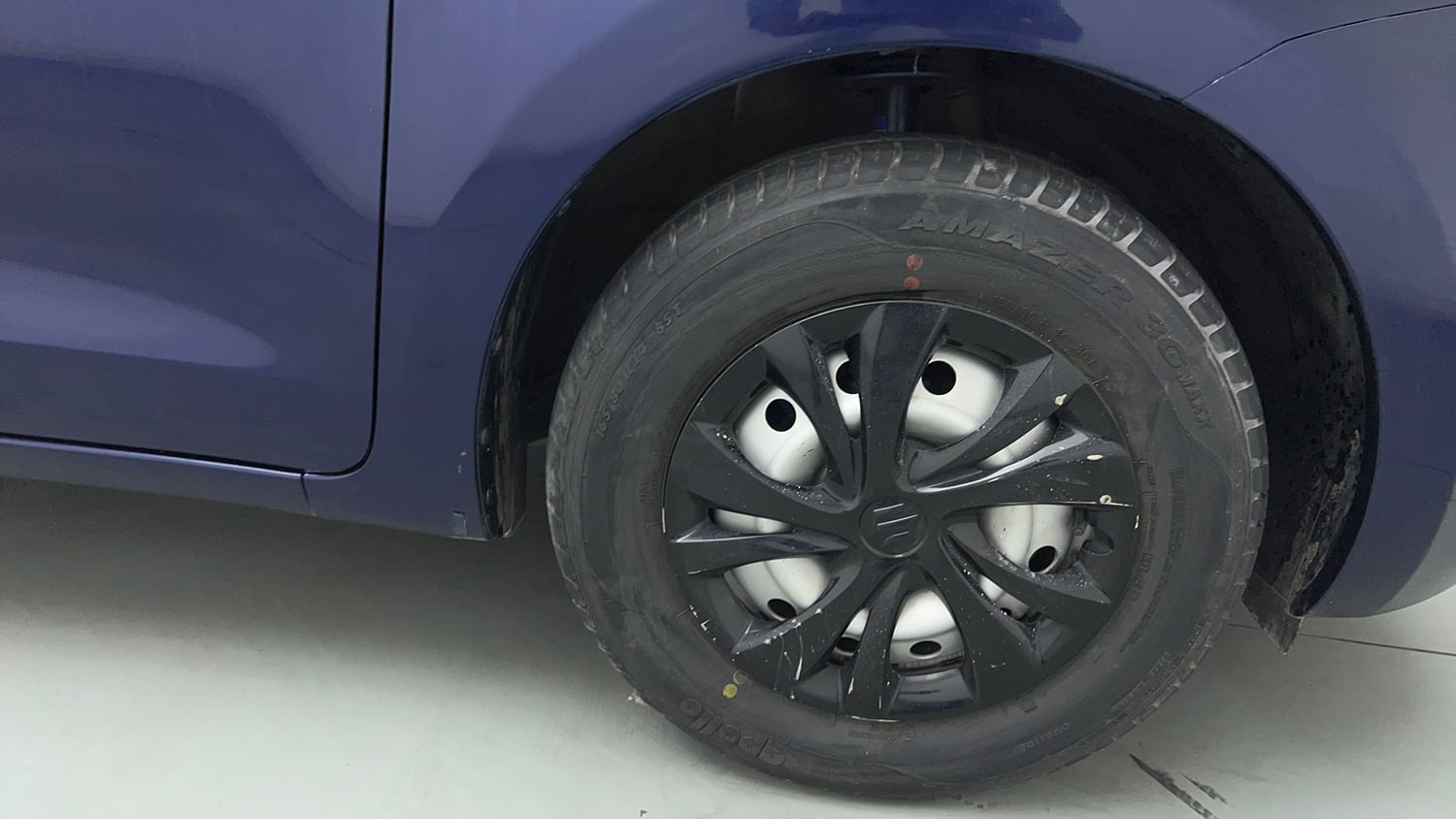 Used 2019 Maruti Suzuki Swift LXi Petrol Manual tyres RIGHT FRONT TYRE RIM VIEW