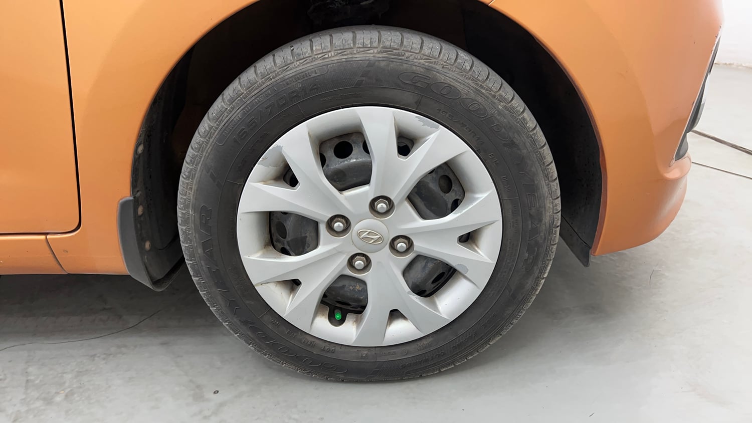 Used 2016 Hyundai Grand i10 Magna 1.2 Kappa VTVT Petrol Manual tyres RIGHT FRONT TYRE RIM VIEW