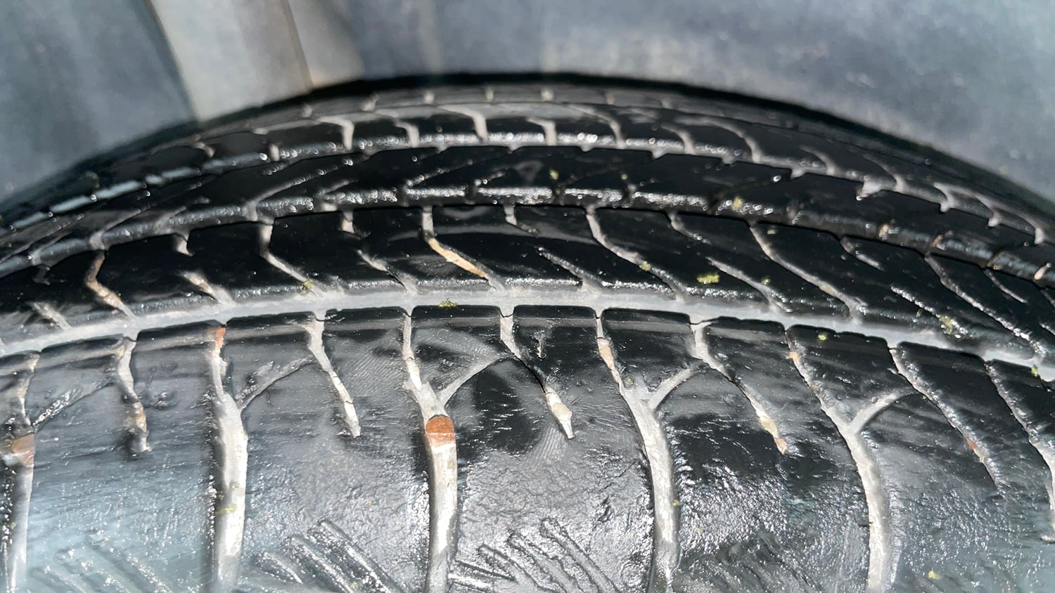 Used 2023 Maruti Suzuki Grand Vitara Zeta Smart Hybrid Petrol Manual tyres RIGHT REAR TYRE TREAD VIEW