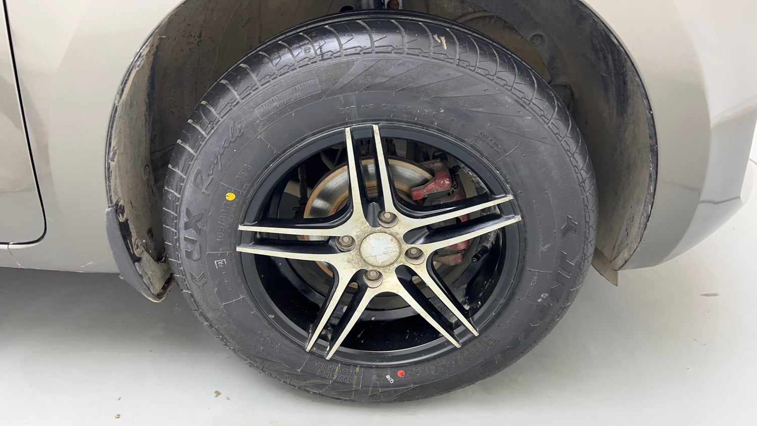 Used 2020 Maruti Suzuki Swift LXi Petrol Manual tyres RIGHT FRONT TYRE RIM VIEW