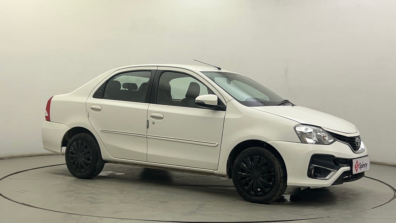 Used 2017 Toyota Platinum Etios V Petrol Manual exterior RIGHT FRONT CORNER VIEW