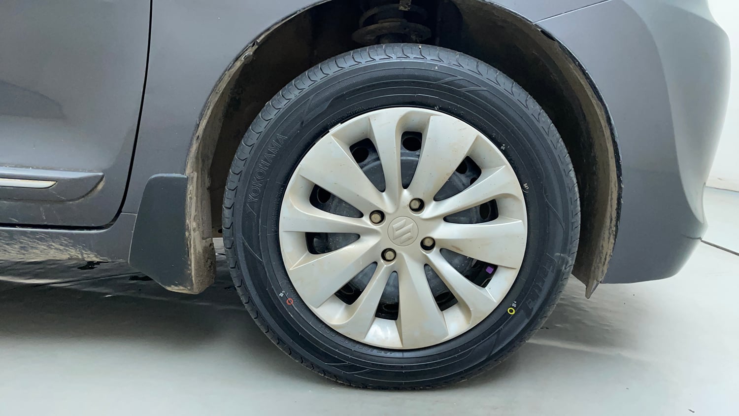 Used 2017 Maruti Suzuki Baleno Delta 1.2 AT Petrol Automatic tyres RIGHT FRONT TYRE RIM VIEW