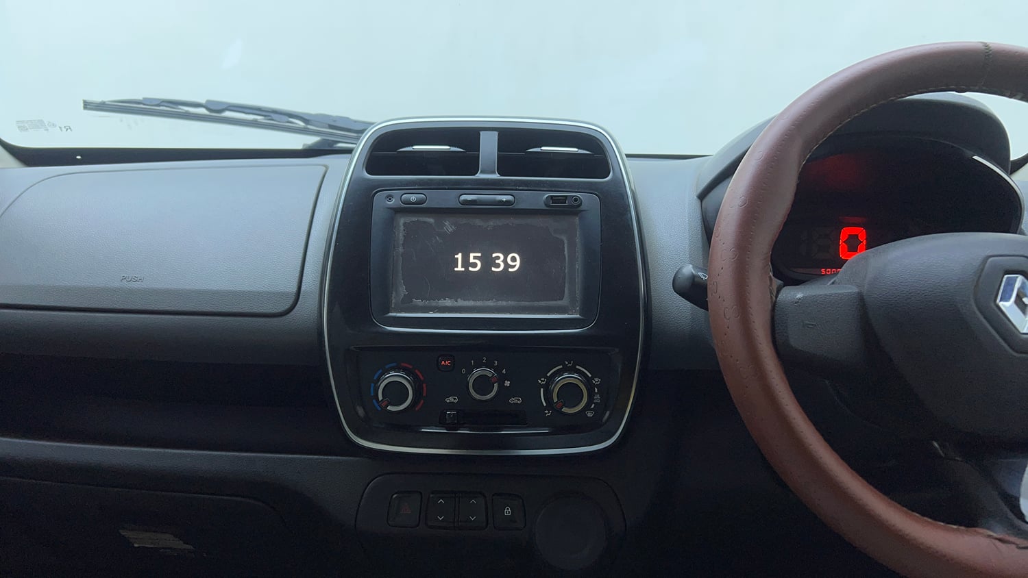 Used 2017 Renault Kwid 1.0 RXT Petrol Manual top_features Touch screen infotainment system