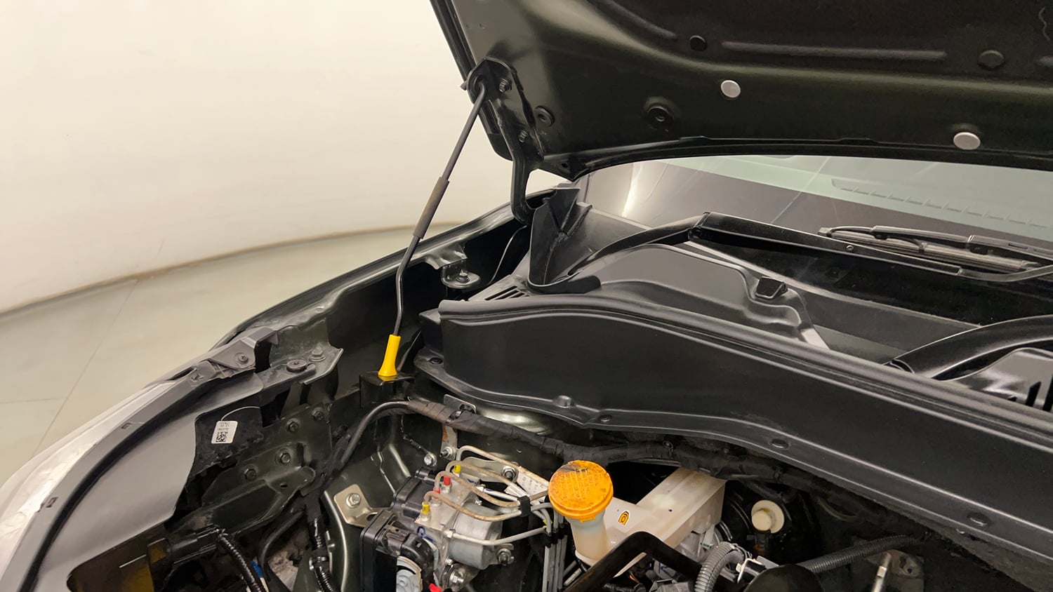 Used 2023 Tata Punch Camo Accomplished MT Petrol Manual engine ENGINE RIGHT SIDE HINGE & APRON VIEW
