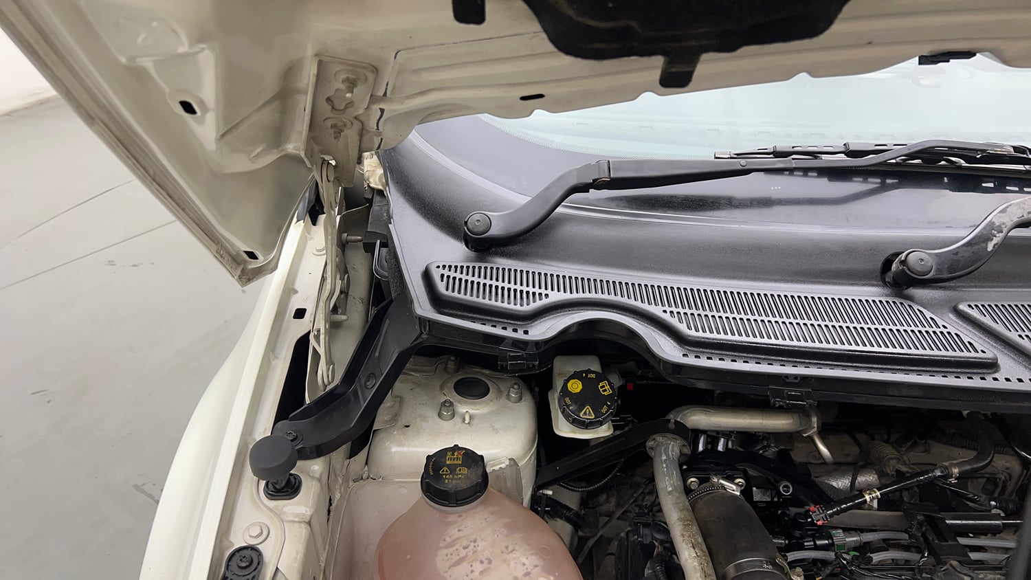 Used 2018 Ford EcoSport Trend 1.5L TDCi Diesel Manual engine ENGINE RIGHT SIDE HINGE & APRON VIEW