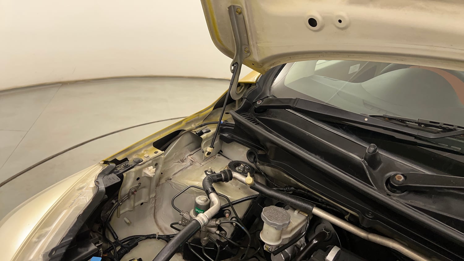 Used 2015 Maruti Suzuki Celerio VXi AMT Petrol Automatic engine ENGINE RIGHT SIDE HINGE & APRON VIEW