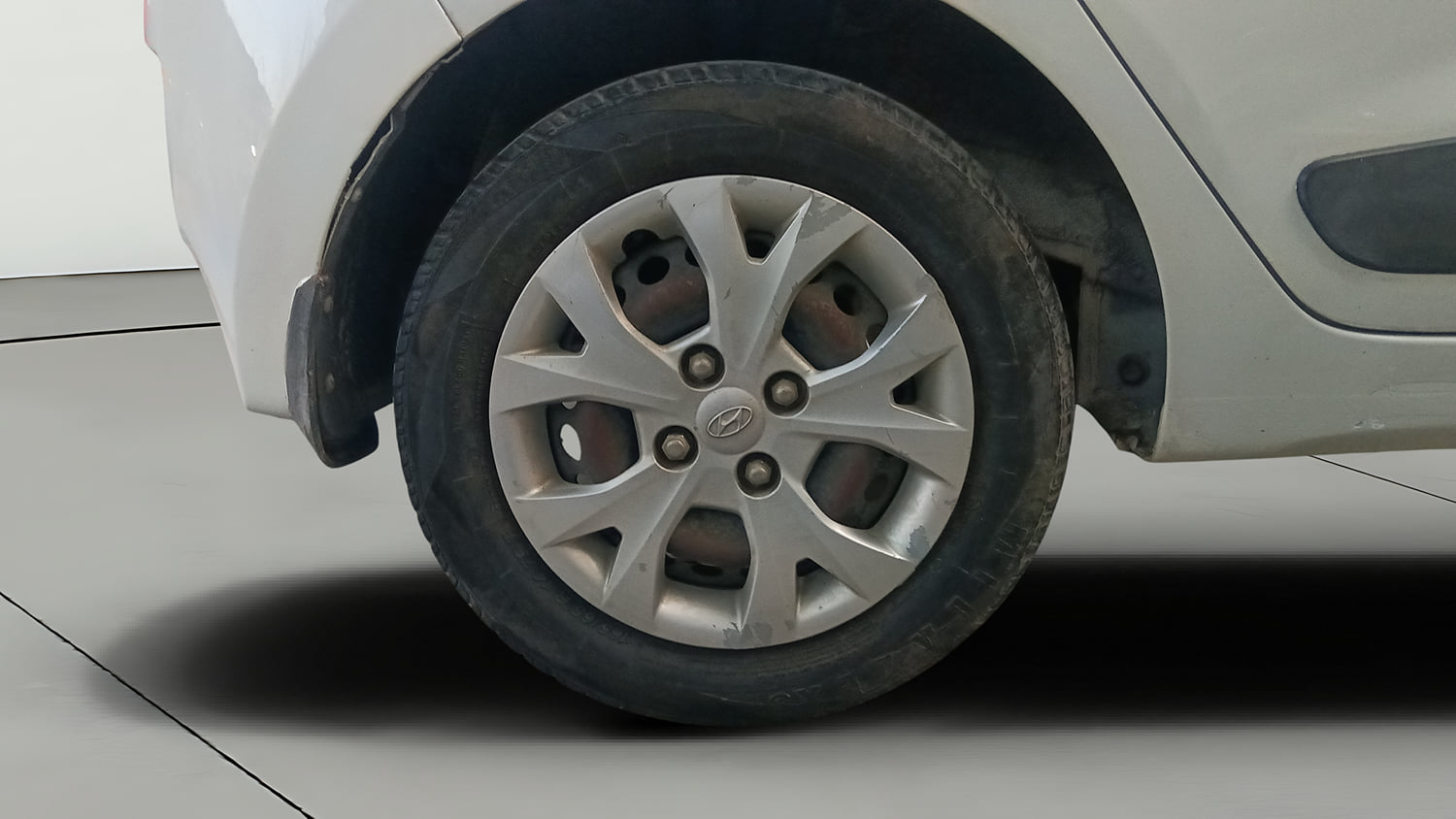Used 2015 Hyundai Grand i10 Sportz 1.2 Kappa VTVT Petrol Manual tyres RIGHT REAR TYRE RIM VIEW