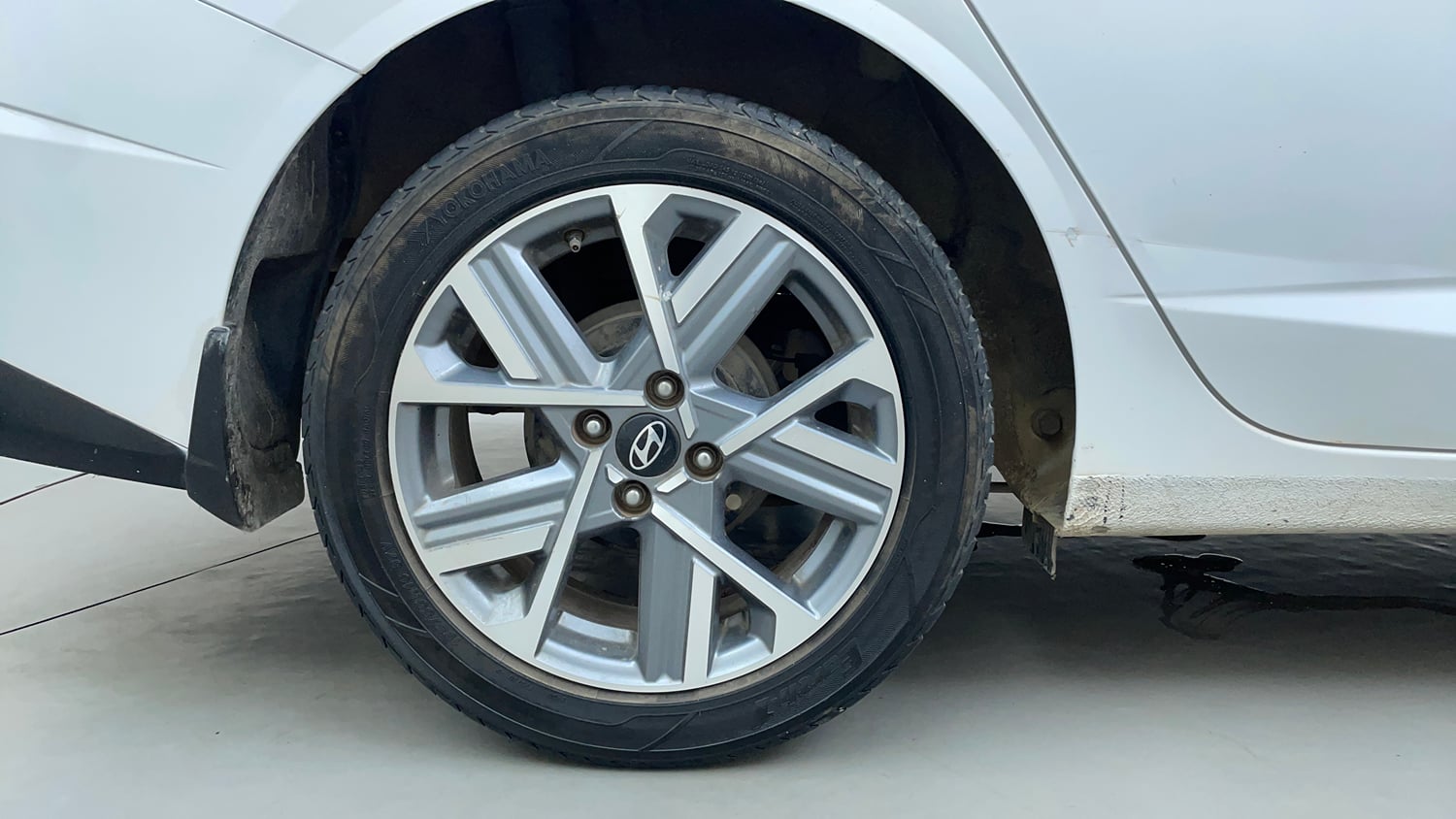 Used 2023 Hyundai Verna SX 1.5 Petrol MT Petrol Manual tyres RIGHT REAR TYRE RIM VIEW